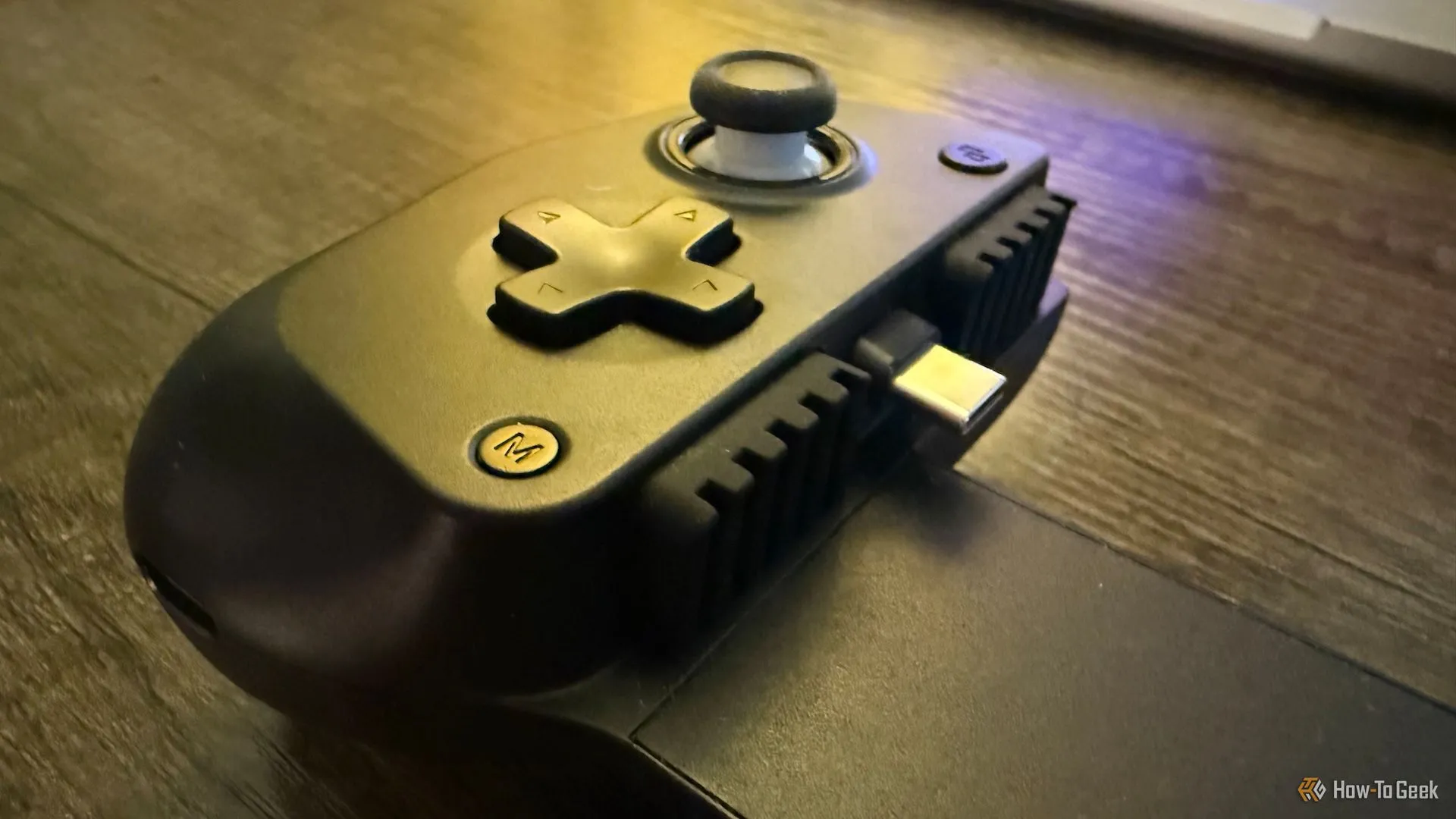 Cận cảnh khu vực cầm nắm bên trái của GameSir X5 Lite, hiển thị cổng USB-C và nút chức năng &quot;M&quot;.