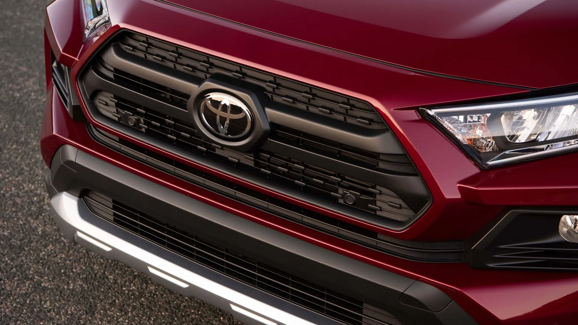 Cận cảnh lưới tản nhiệt mạnh mẽ của Toyota RAV4 2019, biểu tượng cho thiết kế hiện đại và bền bỉ của dòng SUV này.