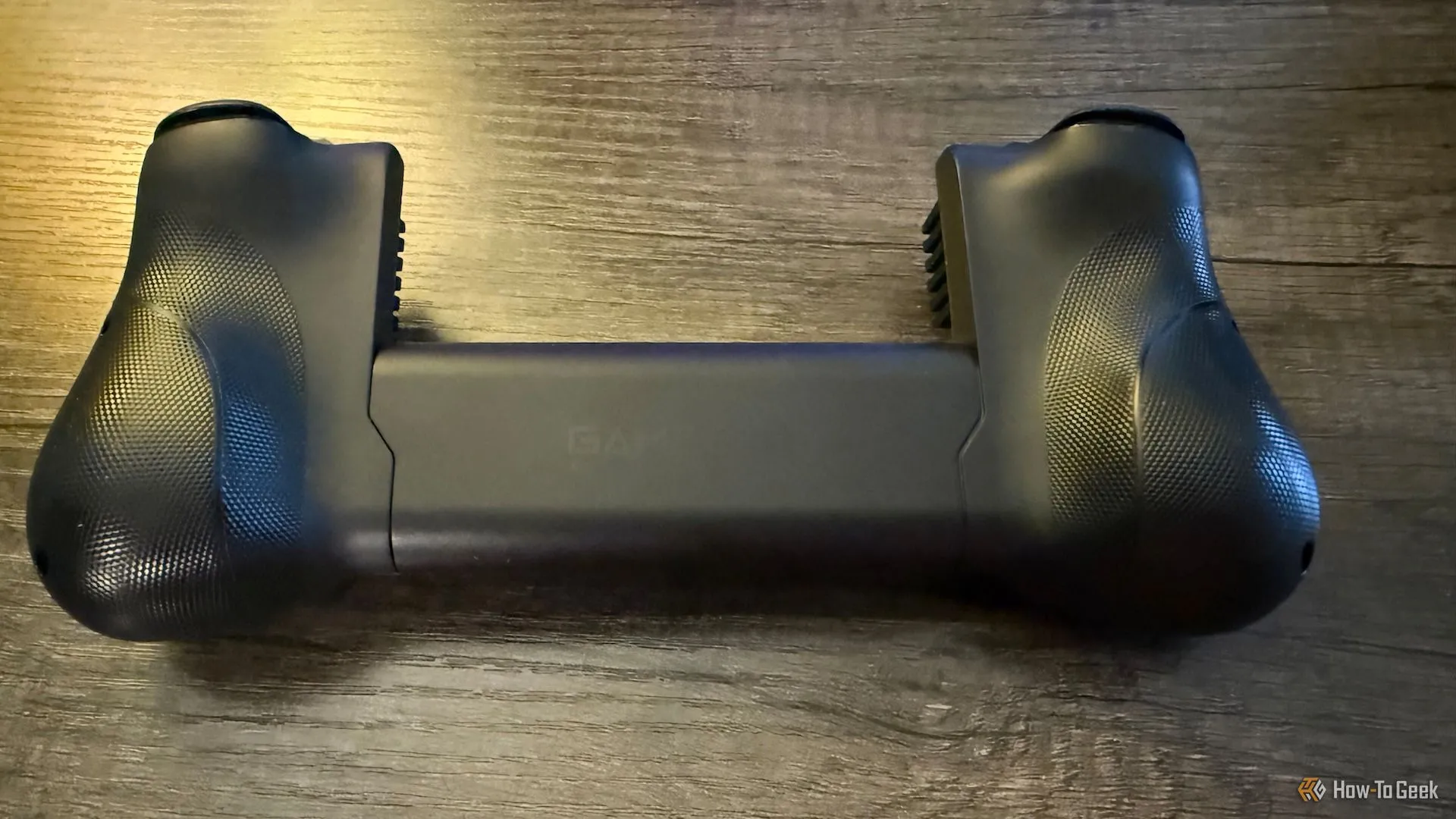 Cận cảnh mặt sau và các khu vực cầm nắm (grip) của tay cầm GameSir X5 Lite, cho thấy thiết kế nhỏ gọn.