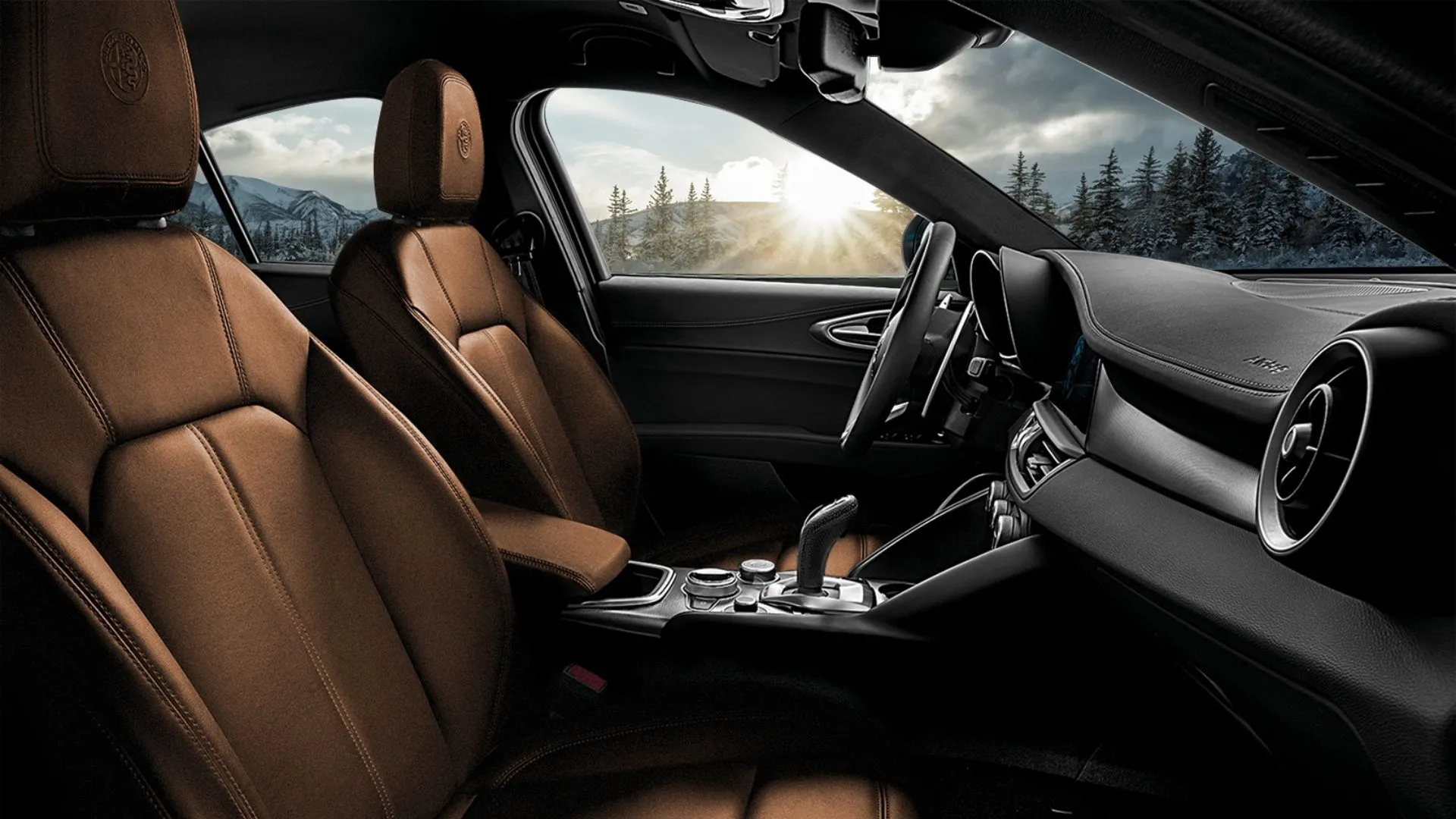 Cận cảnh nội thất chiếc Alfa Romeo Giulia đời 2022, thể hiện ghế trước, vô lăng và bảng điều khiển trung tâm.