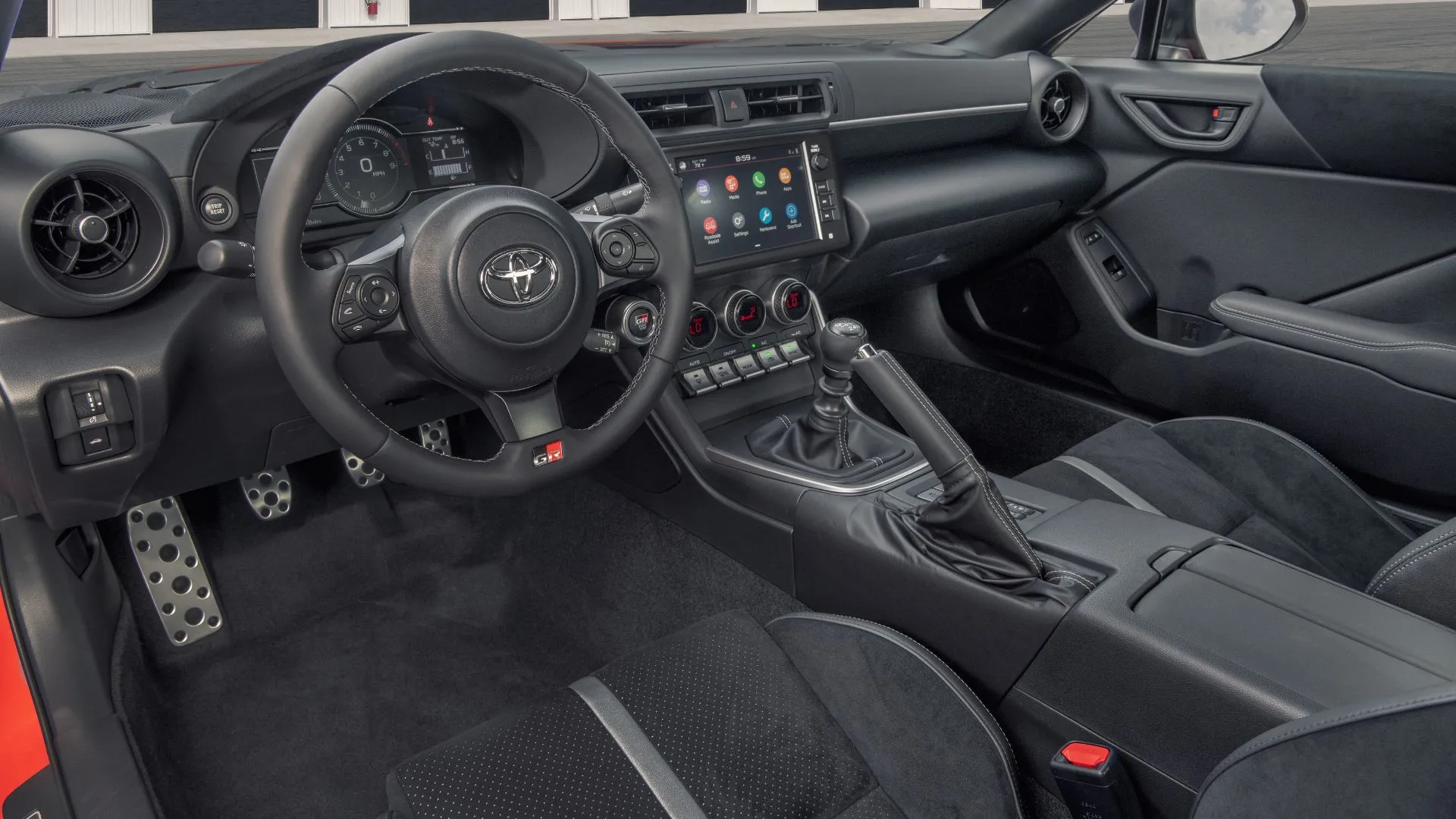 Cận cảnh nội thất Toyota GR86 2022, với ghế trước, vô lăng và màn hình thông tin giải trí tập trung vào người lái