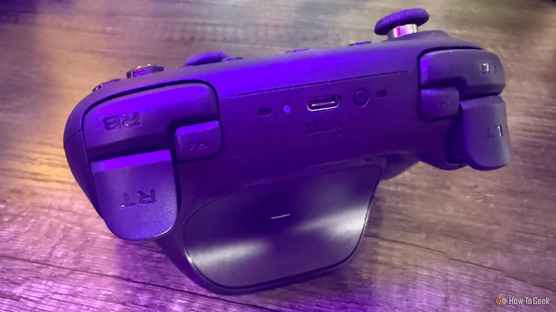 Cận cảnh nút bấm bumper và trigger của tay cầm 8BitDo Ultimate 2 Wireless, cho thấy thiết kế tactile và trigger lock.