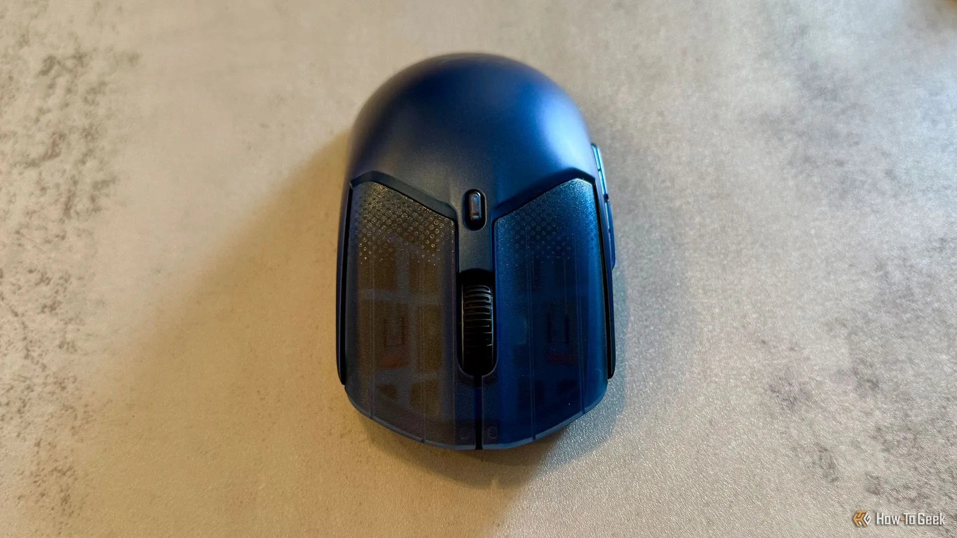 Cận cảnh phần trước chuột HyperX Pulsefire Haste 2 S, thể hiện nút bấm và con lăn RGB