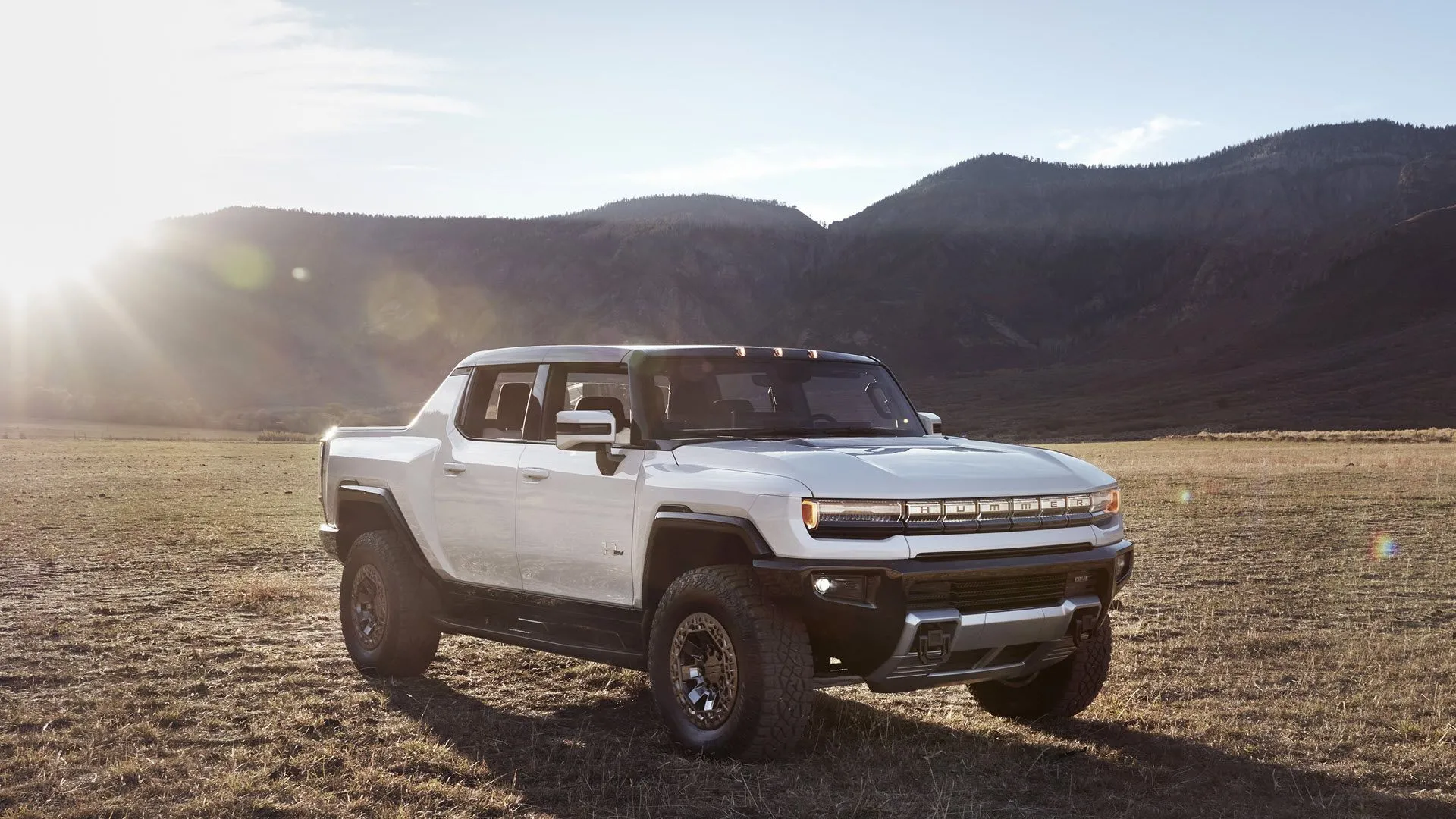 Cận cảnh xe bán tải điện GMC Hummer EV Pickup 2025 mạnh mẽ trên địa hình sa mạc, biểu tượng của sức mạnh và bền bỉ.