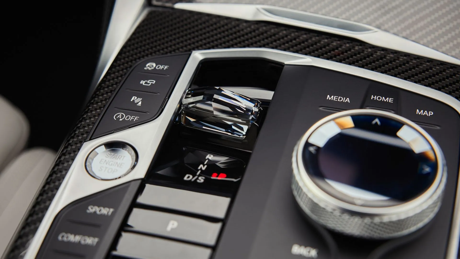 Cần số điện tử kiểu mới trên BMW 4-Series 2025, cho thấy sự thay đổi trong thiết kế cần số ô tô hiện đại.