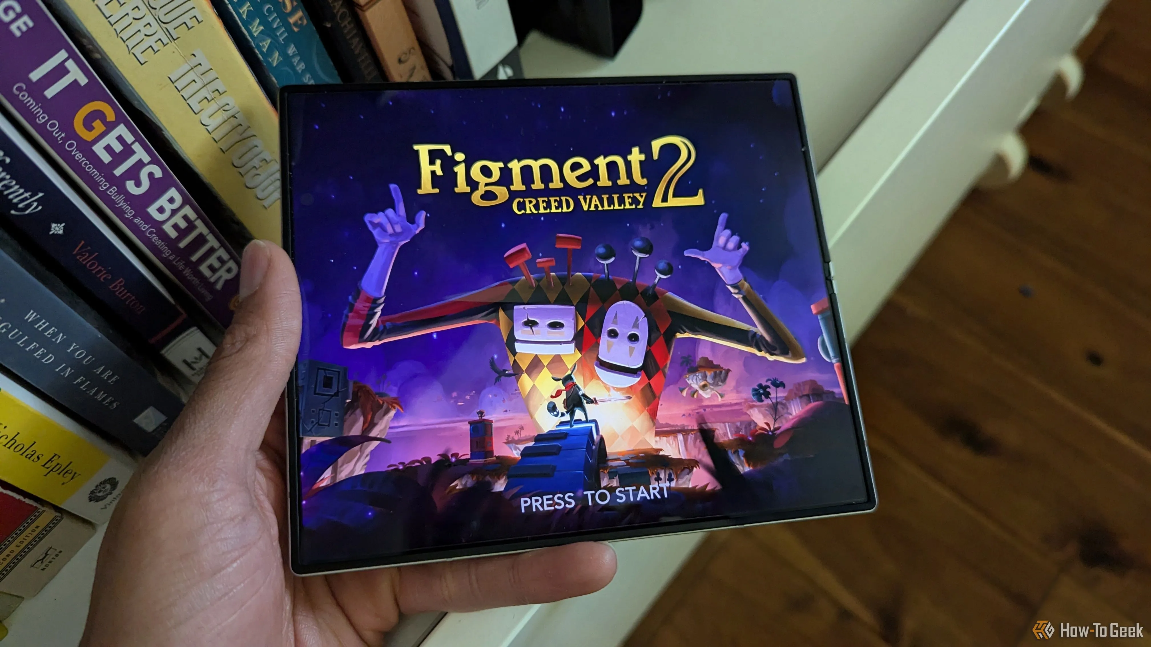 Cảnh game Figment 2: Creed Valley với đồ họa vẽ tay đặc trưng, đang được hiển thị trên màn hình lớn của điện thoại Samsung Galaxy Z Fold 6, thể hiện sự tối ưu cho game di động.