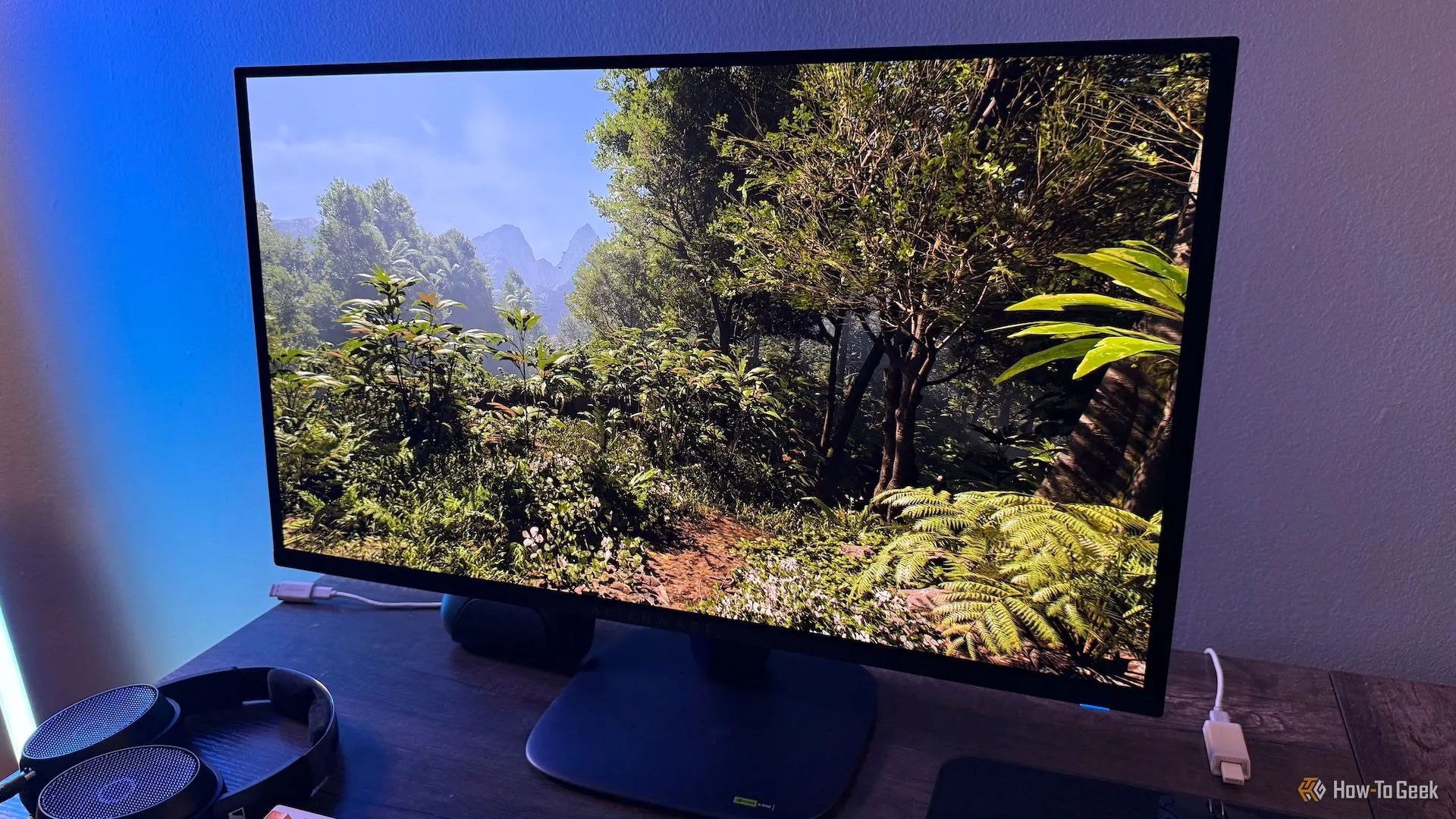 Cảnh rừng rậm trong Indiana Jones trên màn hình Alienware 27 4K QD-OLED (AW2725Q)