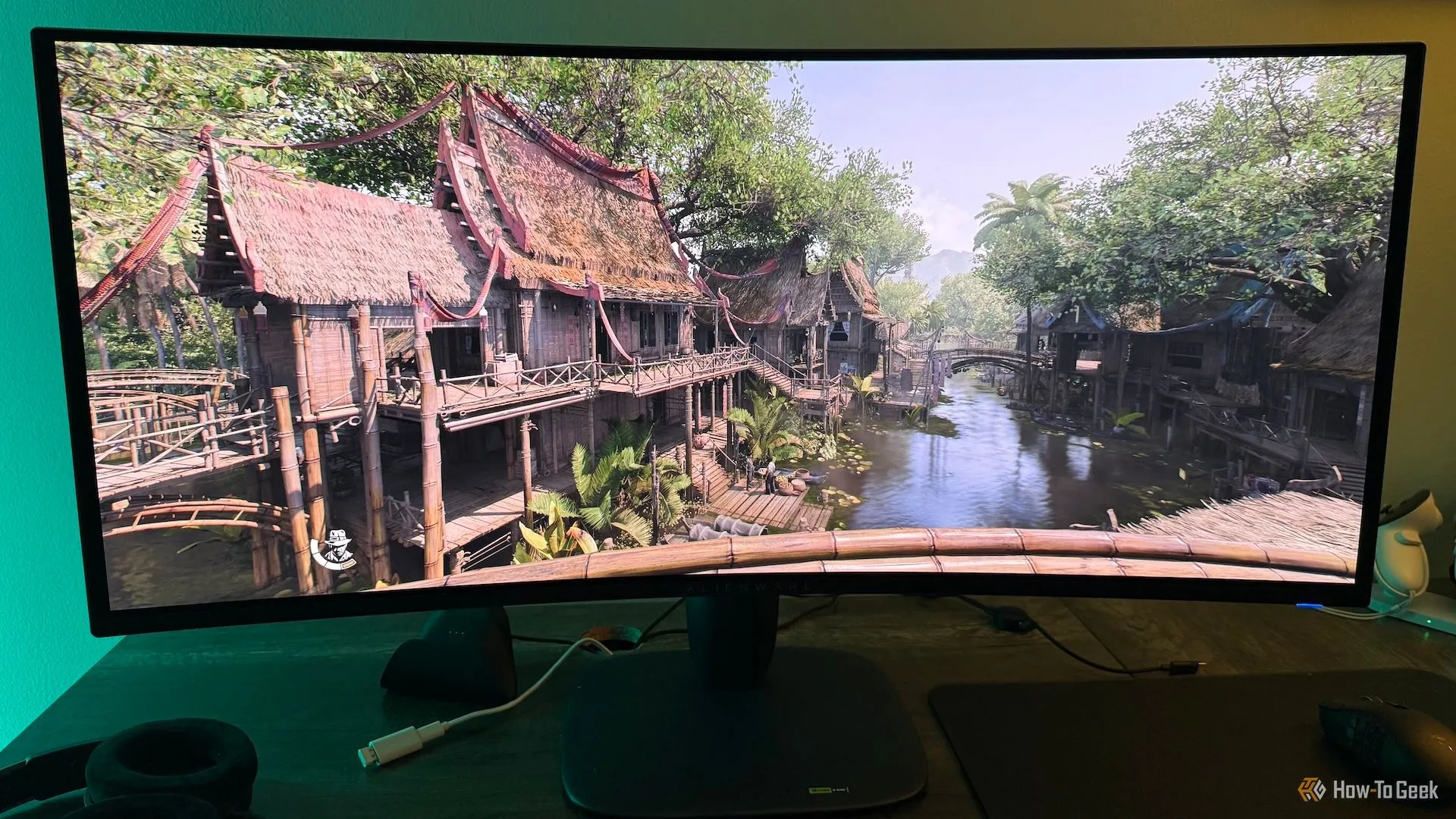 Cảnh thị trấn Siam trong game Indiana Jones and the Great Circle hiển thị HDR sống động trên màn hình Alienware AW3425DW QD-OLED.