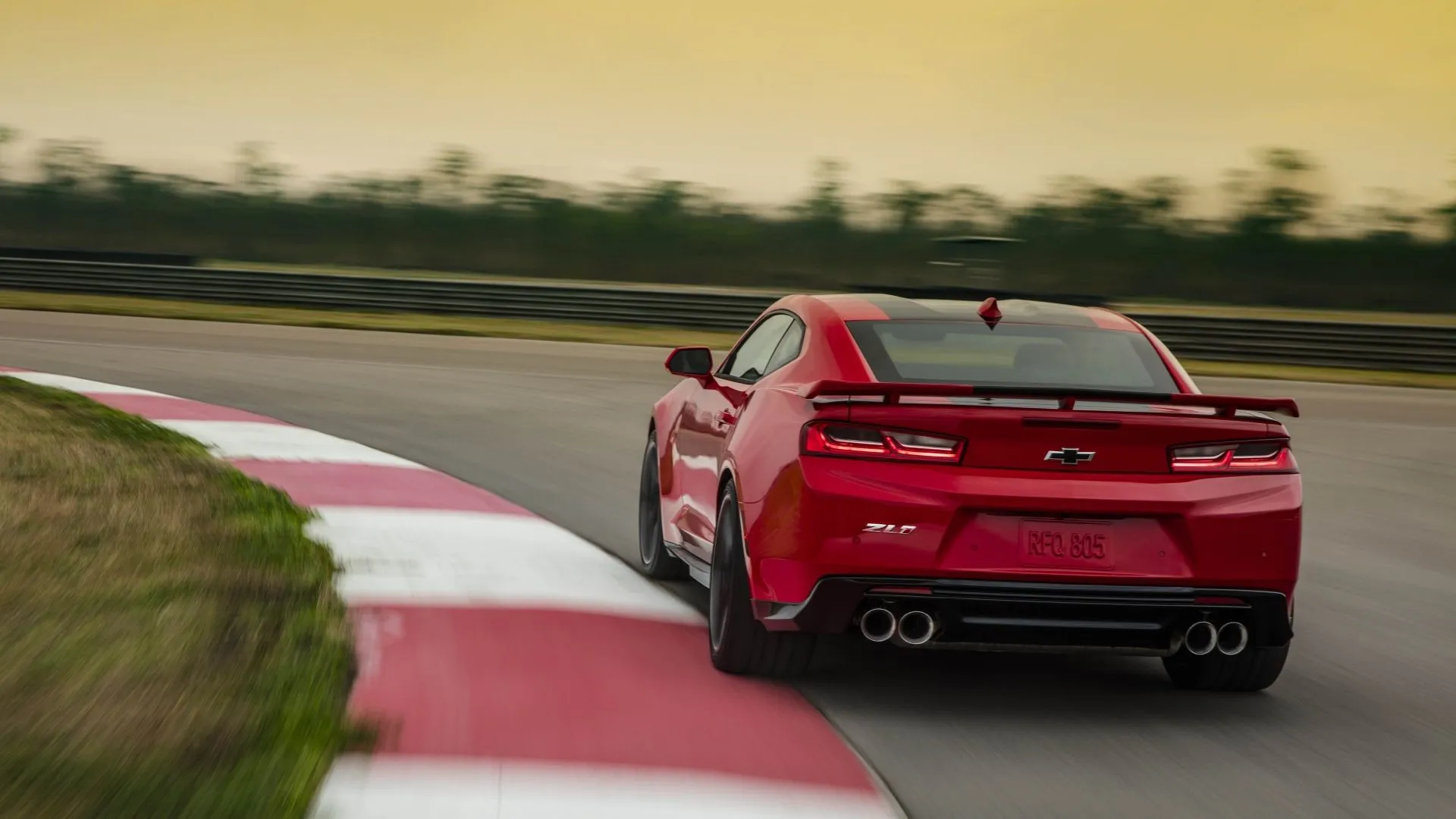 Chevrolet Camaro 2023 ZL1 đang vào cua trên đường đua, biểu tượng xe cơ bắp Mỹ với tỷ lệ khấu hao đáng kể