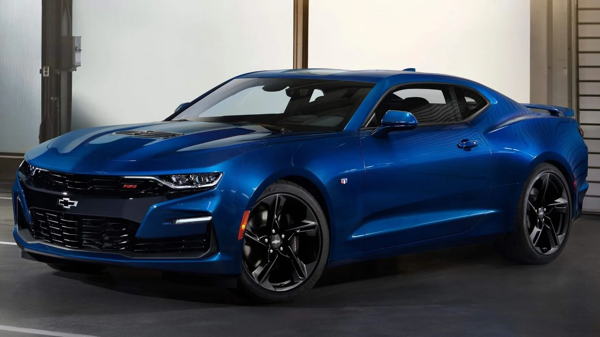 Chevrolet Camaro SS 2019 màu đỏ nhìn từ góc 3/4 phía trước, biểu tượng xe cơ bắp Mỹ