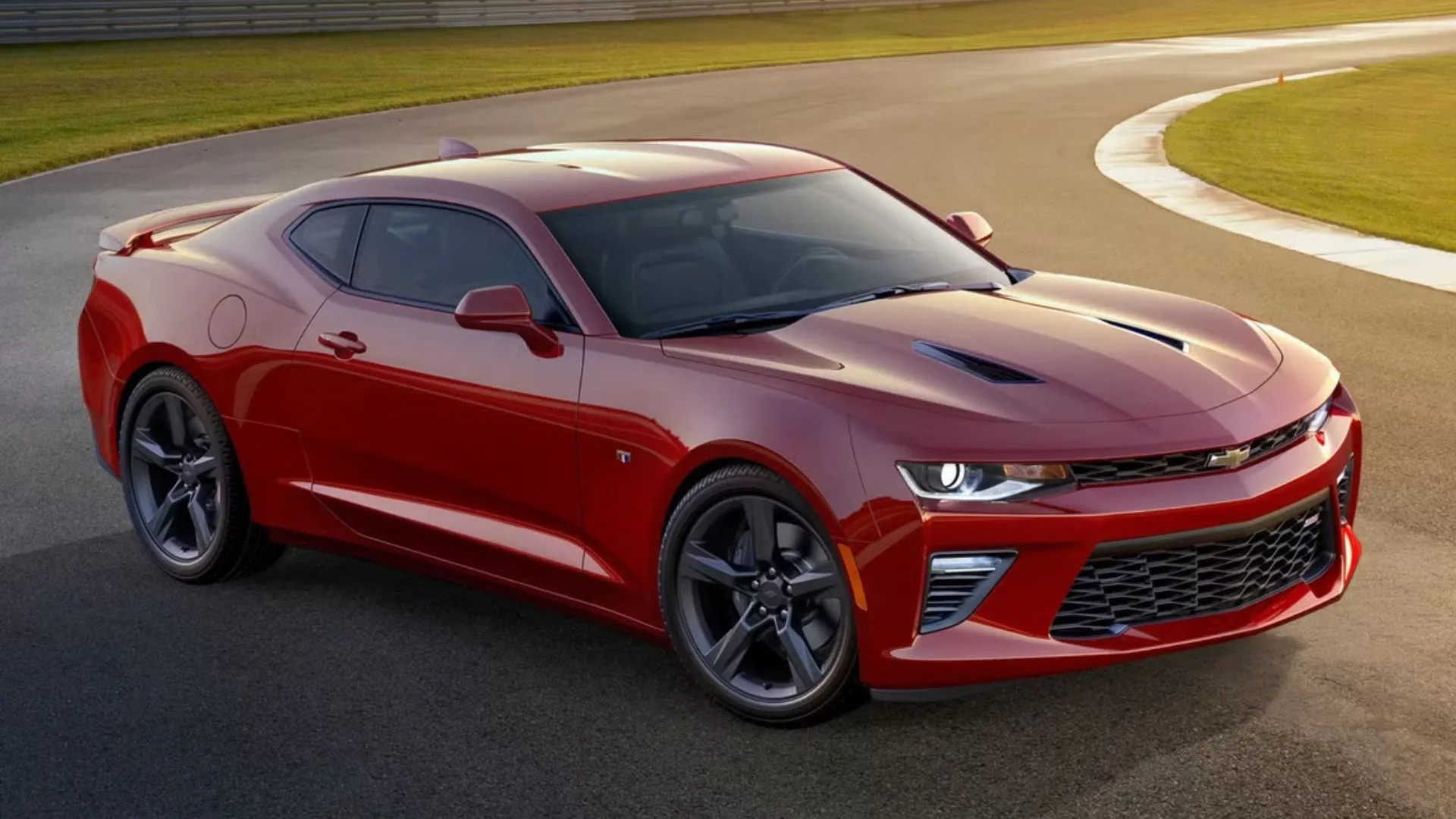 Chevrolet Camaro SS Coupe 2018 màu đỏ mạnh mẽ đậu trên đường đua, biểu tượng của sức mạnh và tốc độ xe cơ bắp Mỹ.