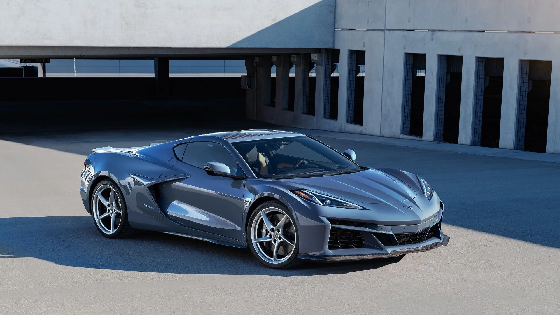 Chevrolet Corvette E-Ray 2024 màu vàng nhìn từ góc 3/4 phía trước, phiên bản hybrid của dòng xe thể thao huyền thoại, tiền đề cho Corvette EV dùng pin thể rắn.