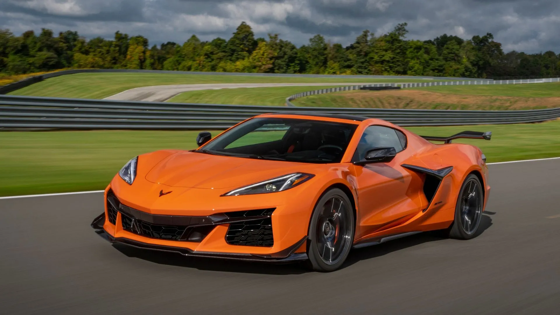 Chevrolet Corvette Stingray màu đen trên đường đua