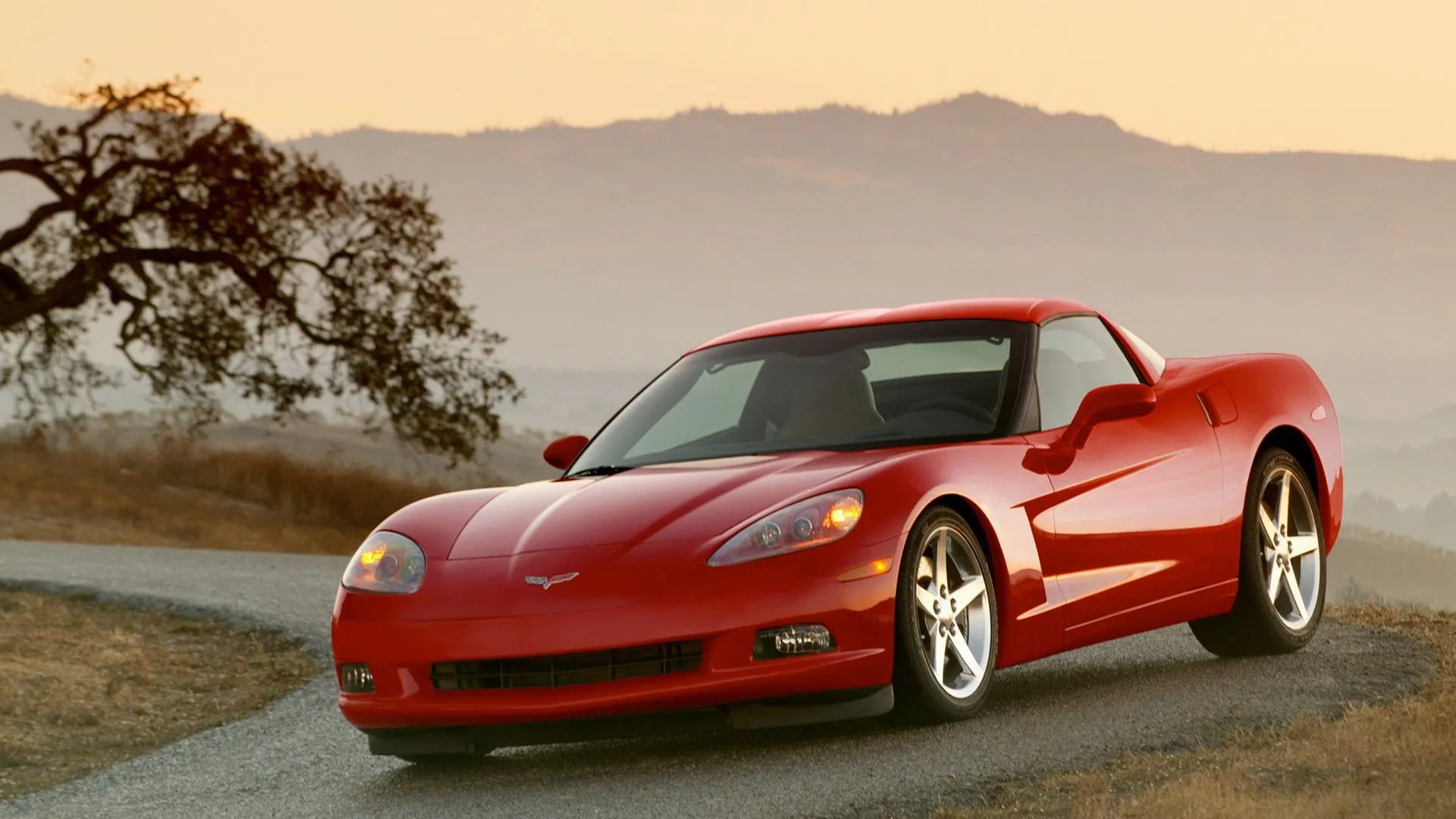 Chevrolet Corvette Z51 2005 màu đỏ đỗ tại góc phố, nổi bật với thiết kế thể thao