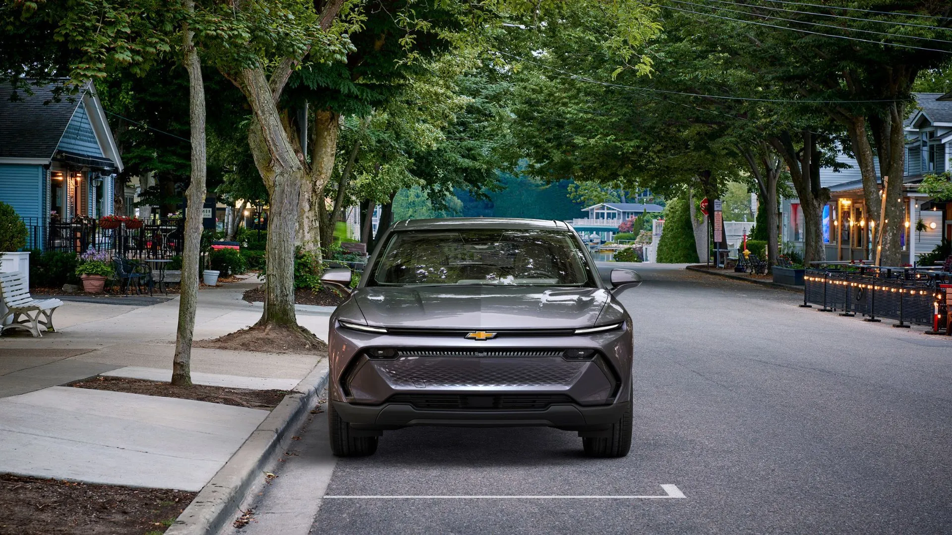 Chevrolet Equinox EV 1LT FWD 2025 màu xám đỗ trên đường phố khu dân cư, thể hiện sự tiện dụng và giá trị vượt trội cho gia đình.