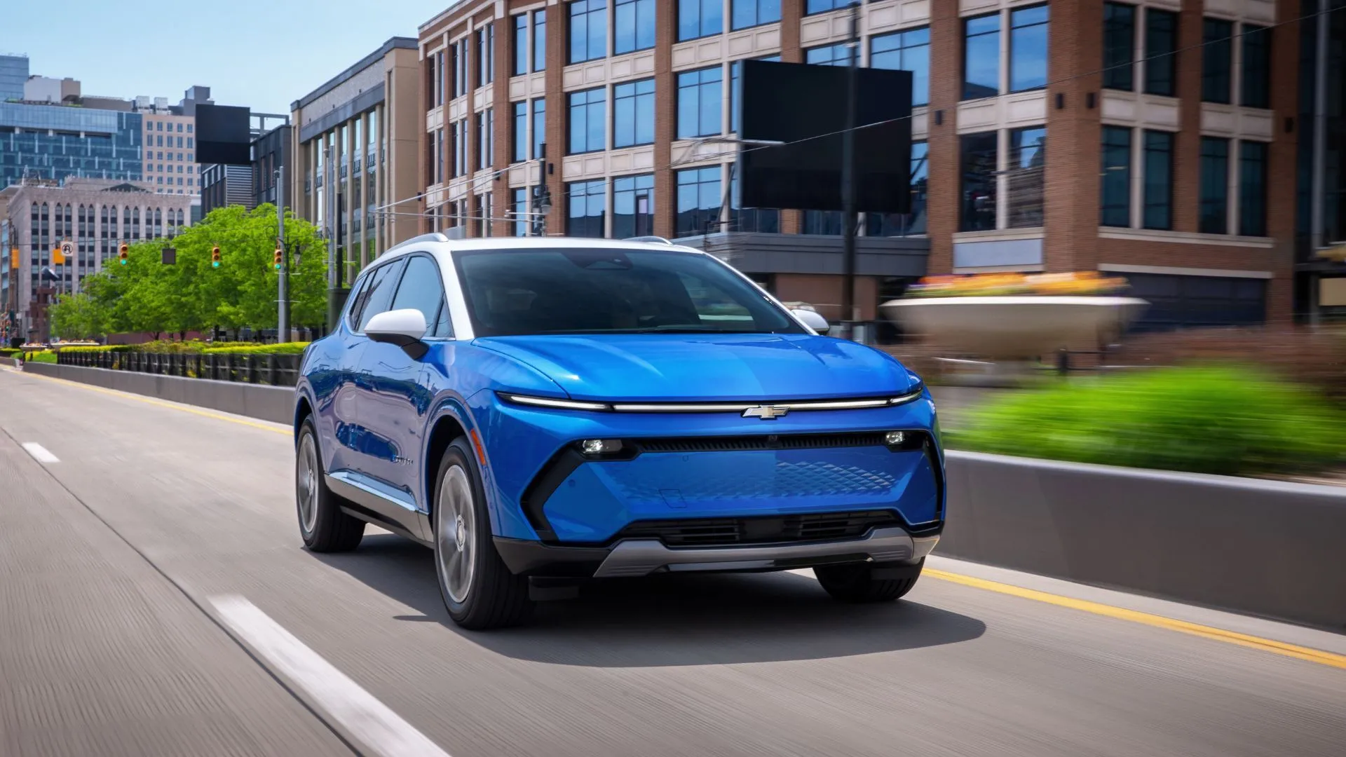 Chevrolet Equinox EV LT 2024, một trong những SUV điện giá phải chăng nhất thị trường, màu trắng.