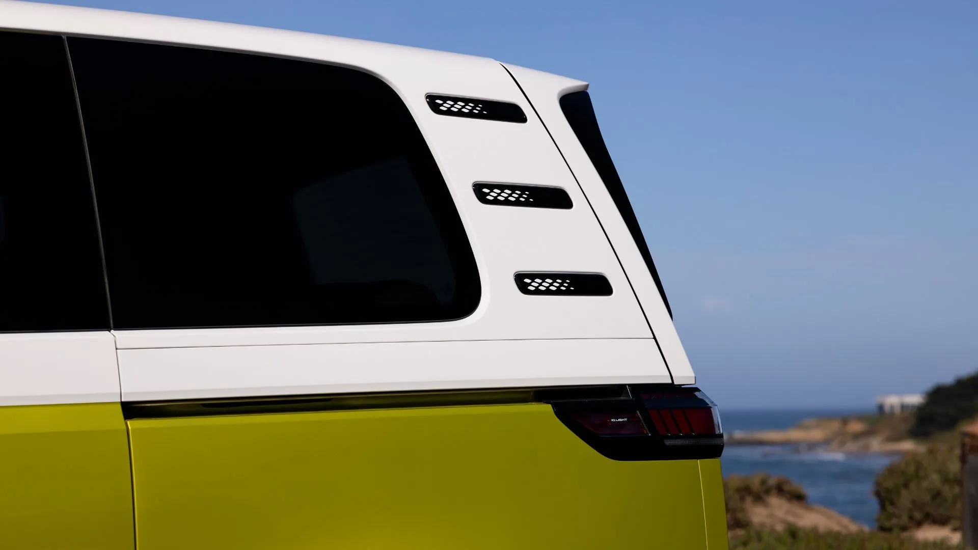 Chi tiết cột sau của Volkswagen ID. Buzz 2025 màu vàng, liên quan đến lỗi đèn cảnh báo phanh