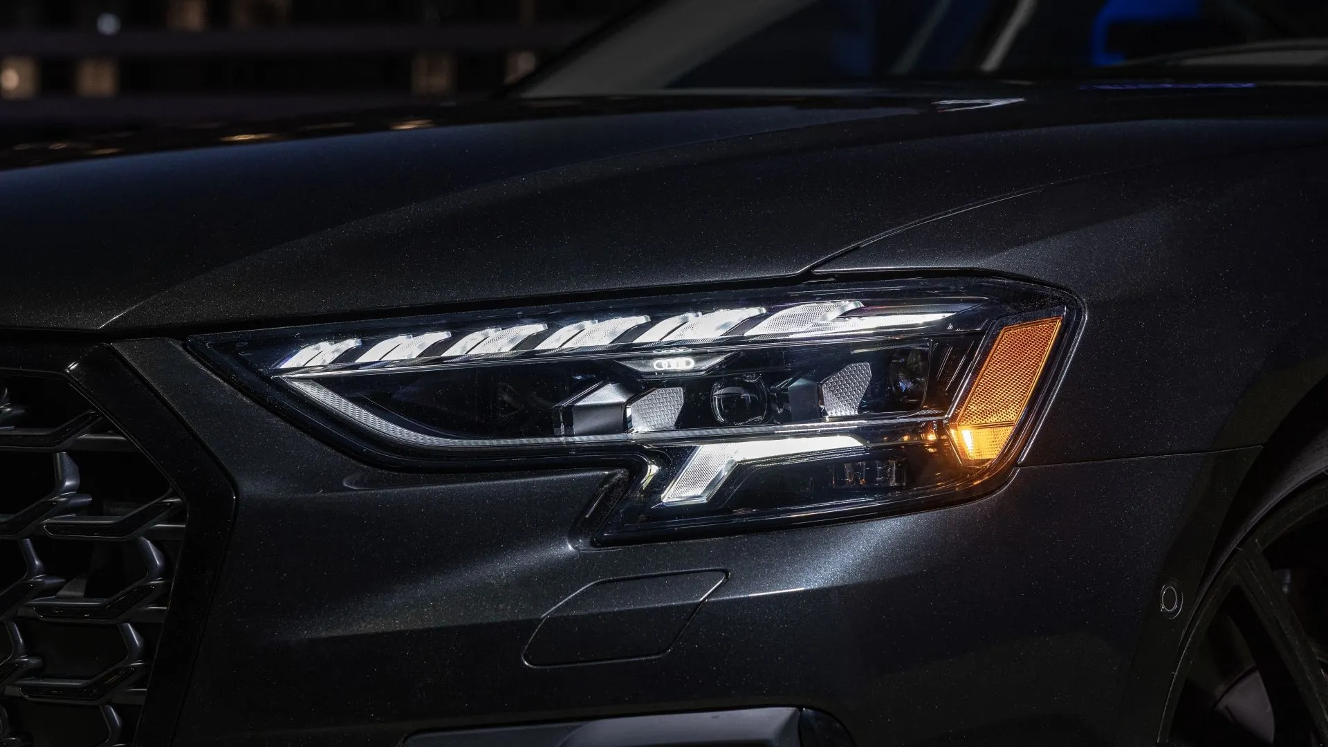 Chi tiết đèn pha Audi S8 2022, thể hiện công nghệ chiếu sáng tiên tiến và thiết kế hiện đại.