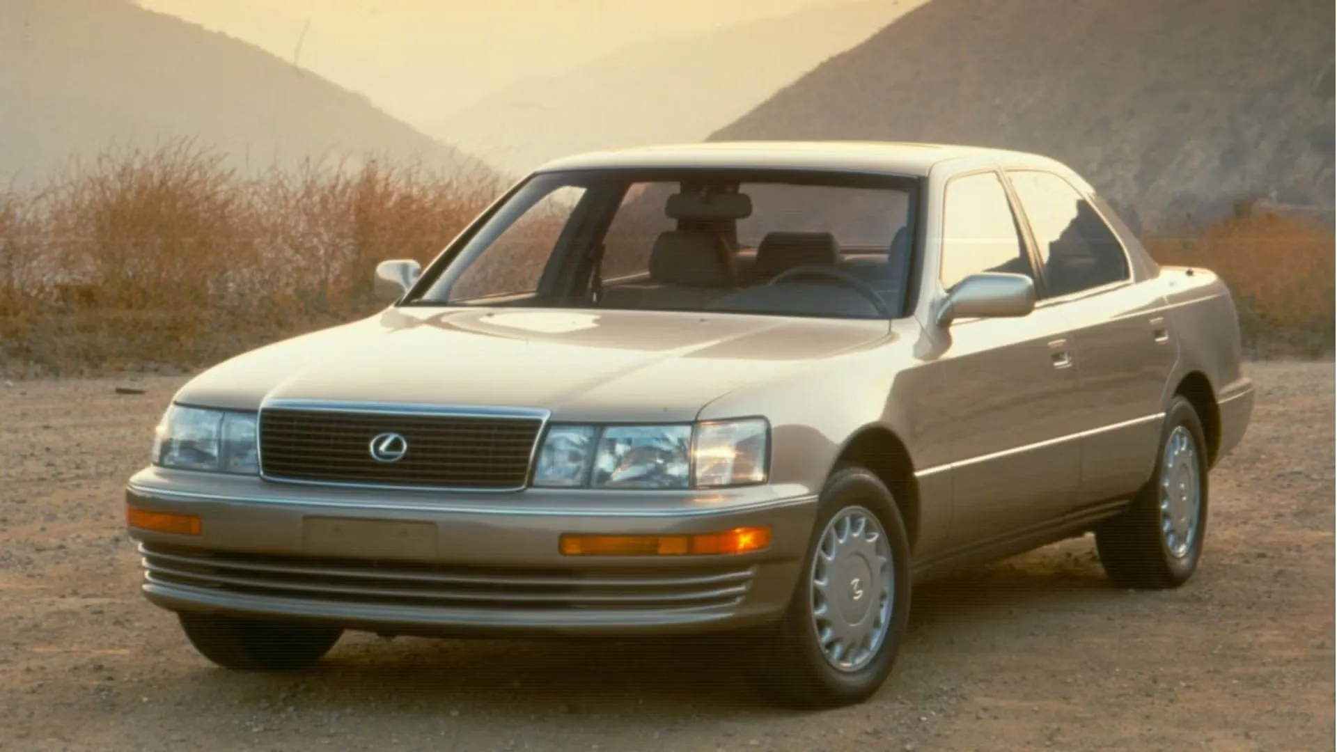 Chiếc Lexus LS400 đời 1991 màu trắng sữa đỗ nghiêng, toát lên vẻ uy nghi của dòng xe chủ lực.