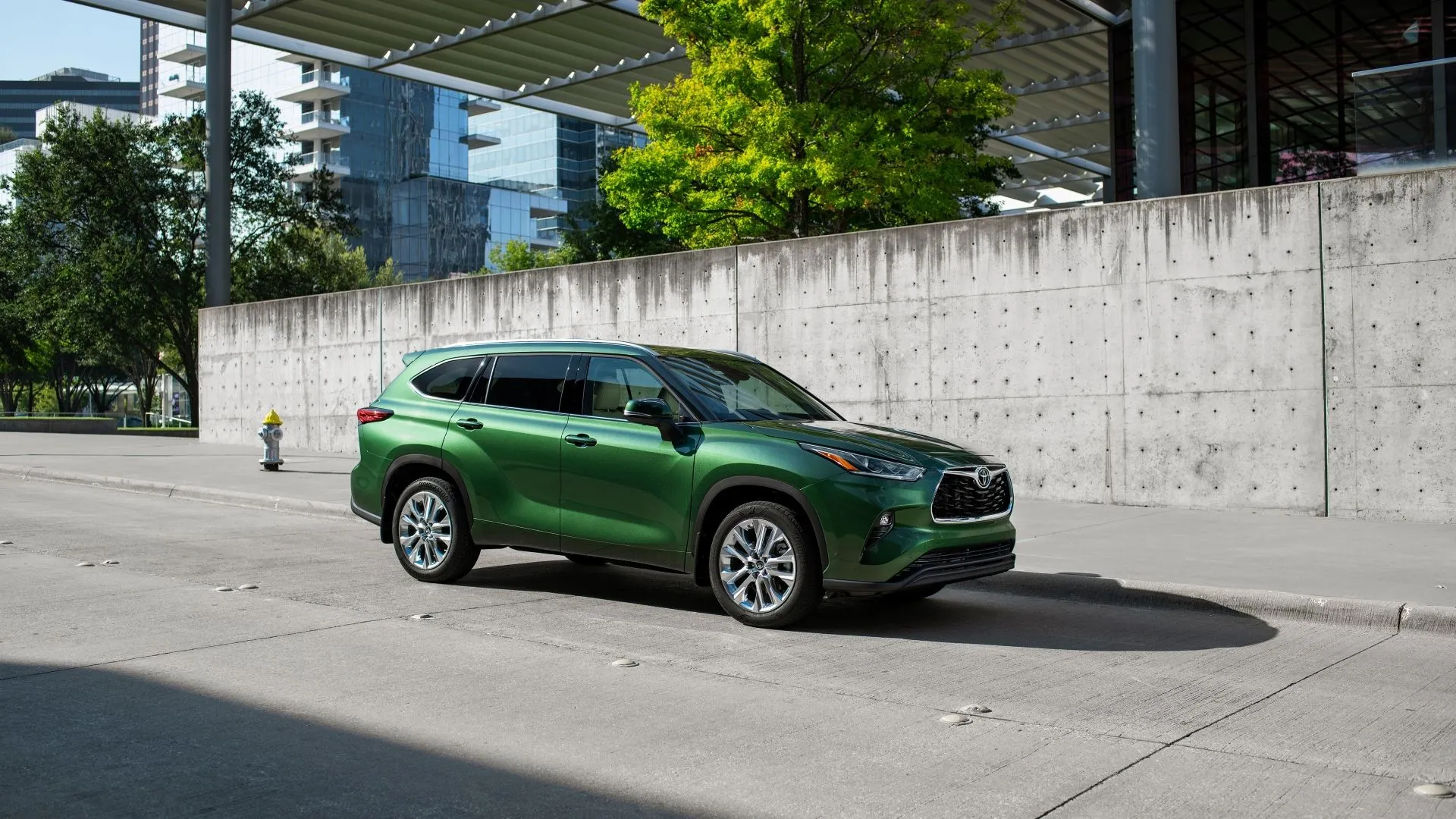 Chiếc Toyota Highlander 2025 phiên bản Limited Turbo màu xanh Cypress Green đỗ nghiêng 3/4 phía trước, làm nổi bật vẻ ngoài sang trọng và giá trị của các tùy chọn phiên bản cao cấp.