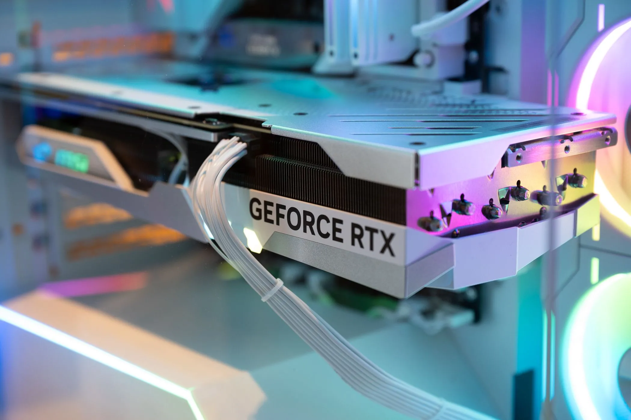 Chip đồ họa NVIDIA GeForce RTX bên trong một máy tính chơi game, thể hiện công nghệ DLSS có nguồn gốc từ PC