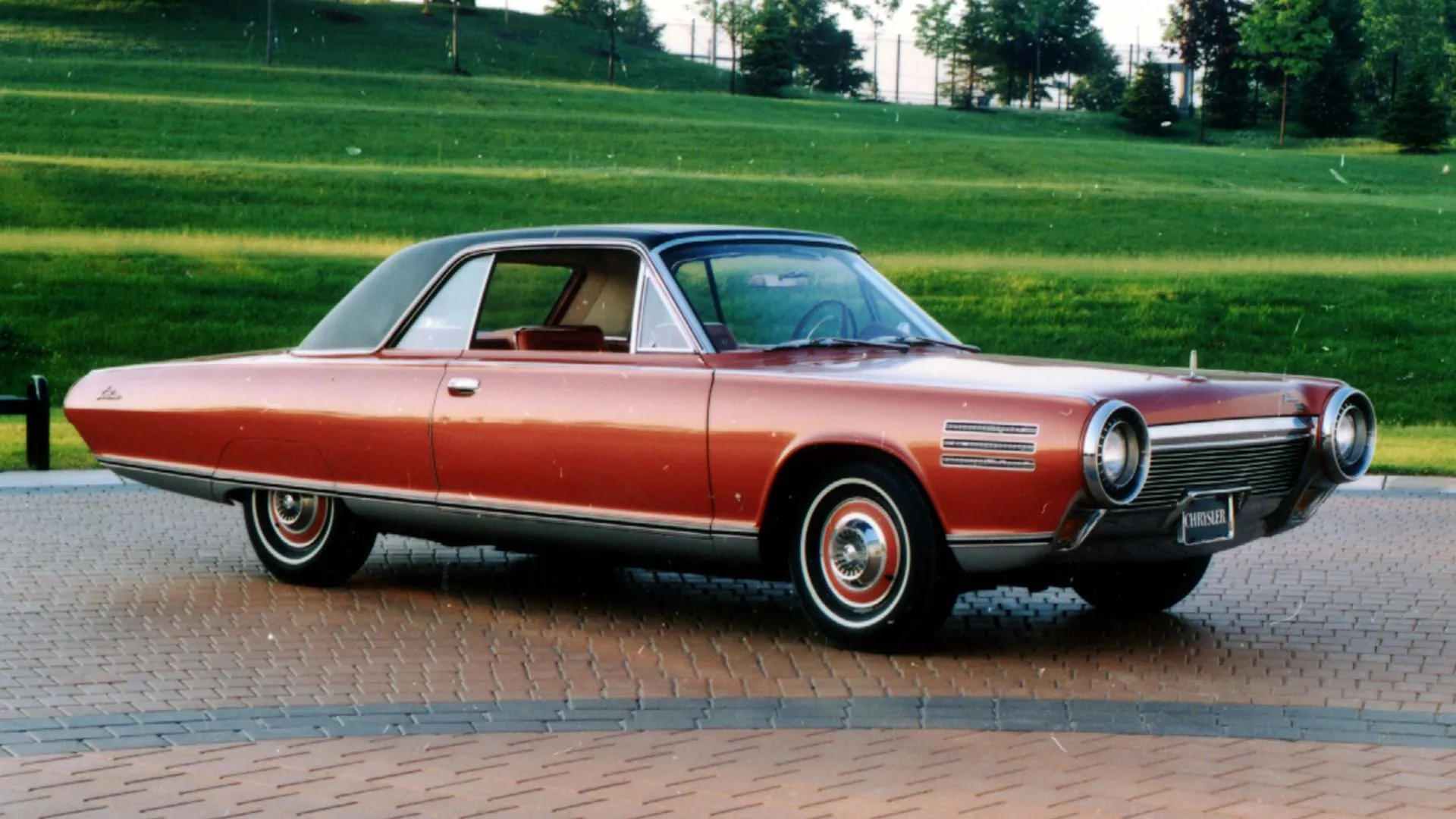 Chrysler Turbine Car màu cam năm 1963, mẫu xe thử nghiệm động cơ phản lực độc đáo.