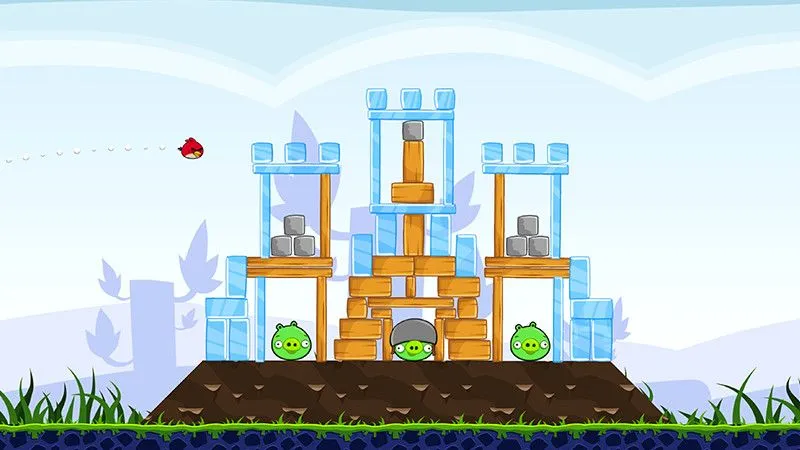 Chú chim đỏ được phóng đi trong Angry Birds, thể hiện lối chơi vật lý độc đáo của game.