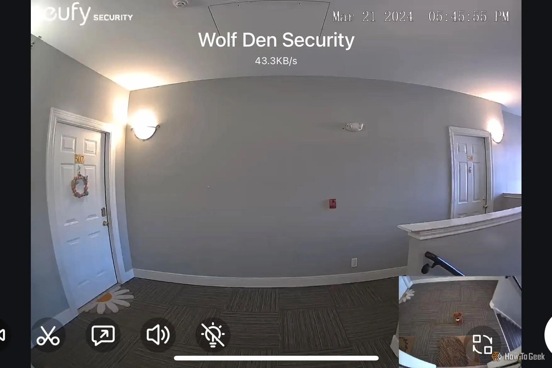 Chuông cửa video eufy Security E340 quay lại hành lang căn hộ, minh họa khả năng ghi hình.