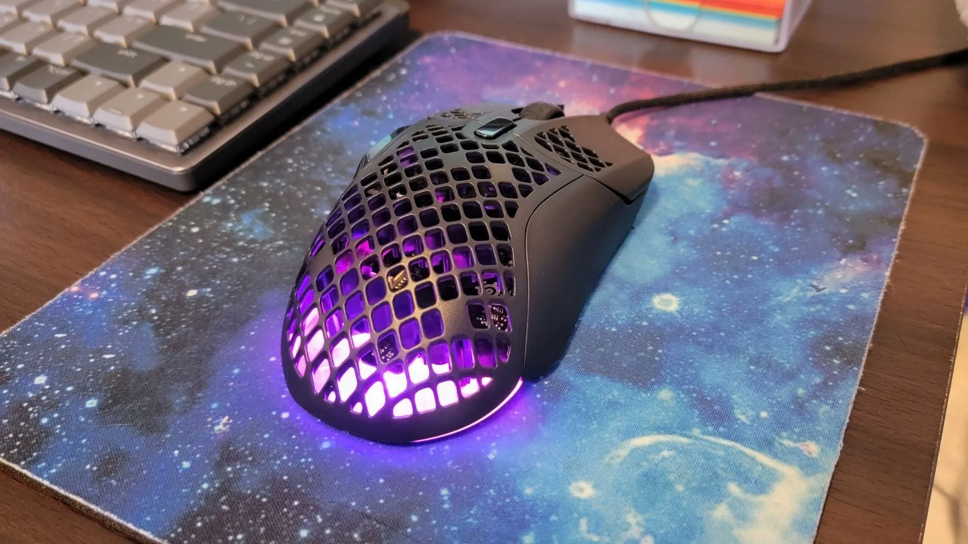Chuột gaming SteelSeries Aerox 5 trên tấm lót chuột, minh họa độ bám và bề mặt ổn định cho game thủ.