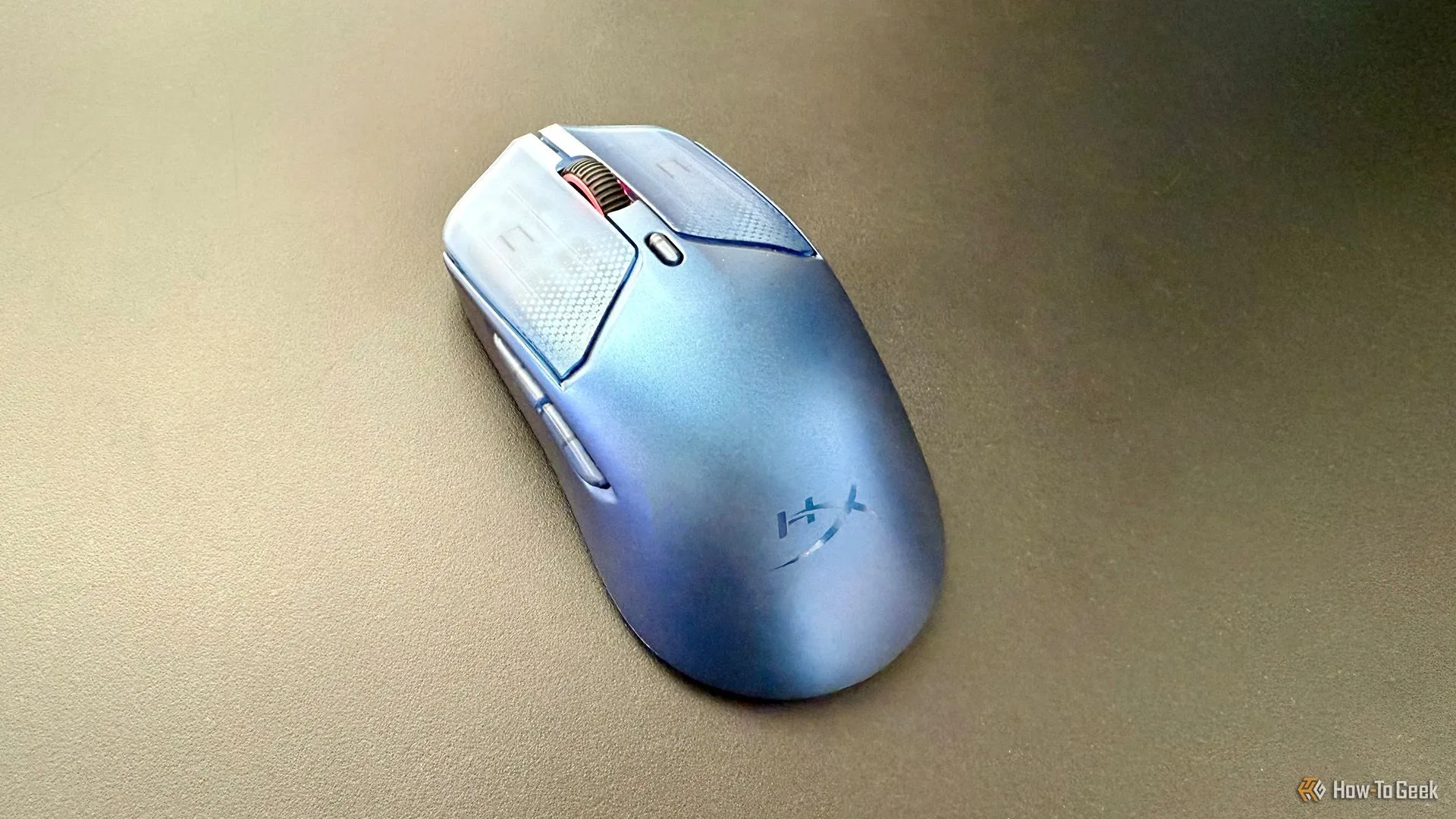 Chuột HyperX Pulsefire Haste 2 S Wireless Gaming Mouse nằm trên bề mặt đen, làm nổi bật thiết kế tối giản