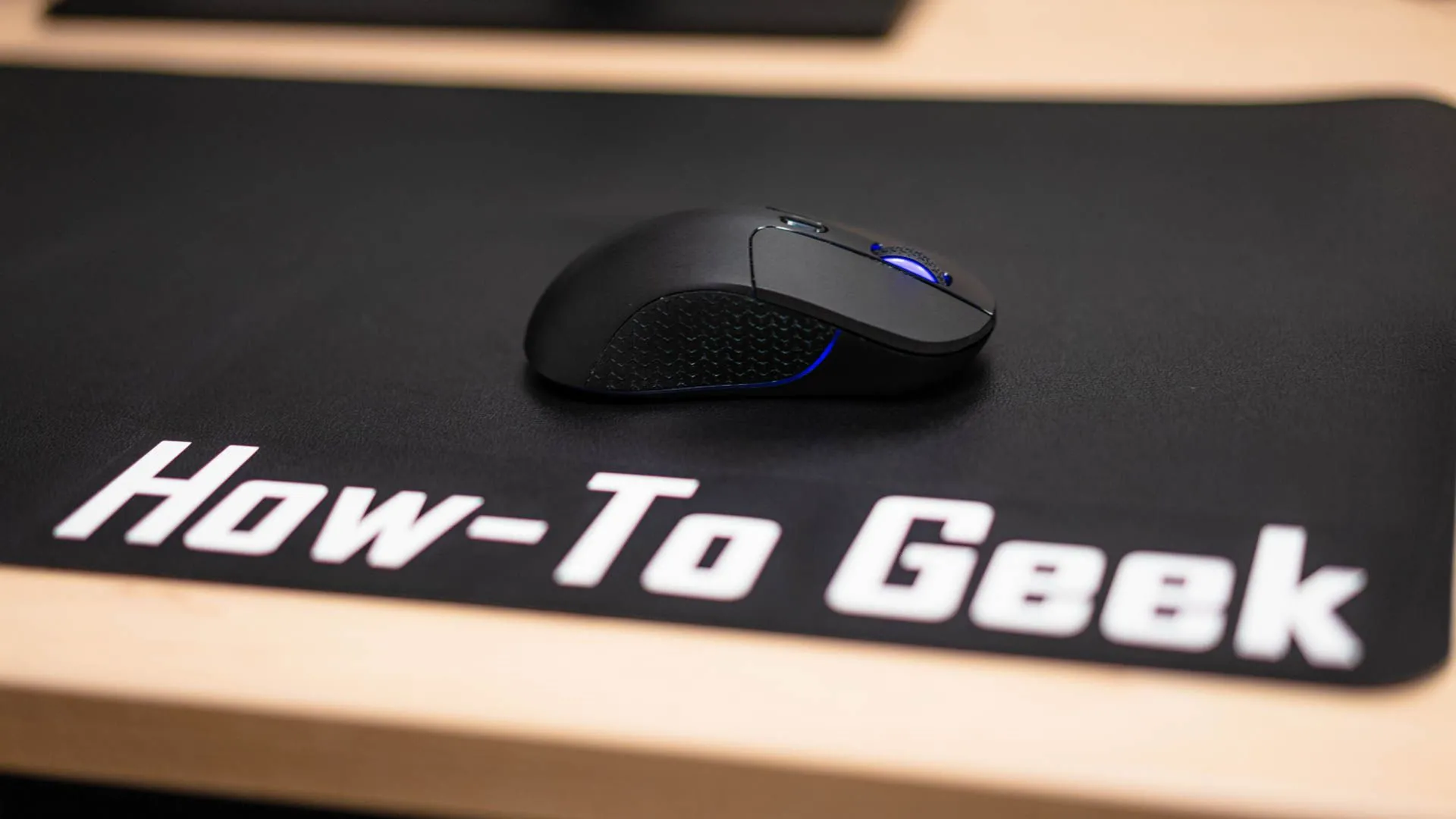 Chuột không dây Keychron M3 trên thảm lót bàn, minh họa độ bền cao của mousepad dày khi sử dụng lâu dài.