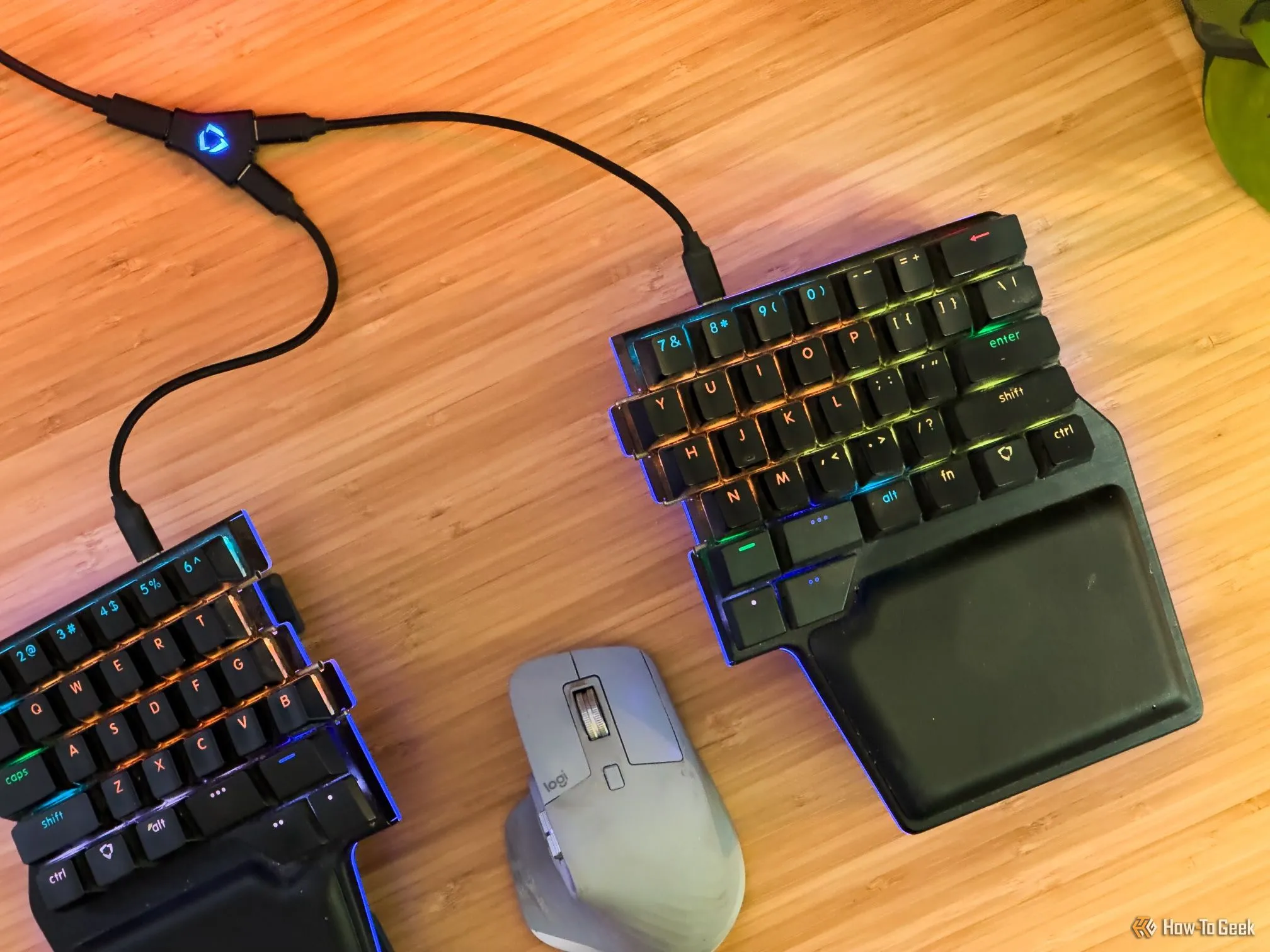 Chuột Logitech MX Master 3 đặt giữa bàn phím cơ Dygma Raise Split, minh họa thiết bị ngoại vi cao cấp
