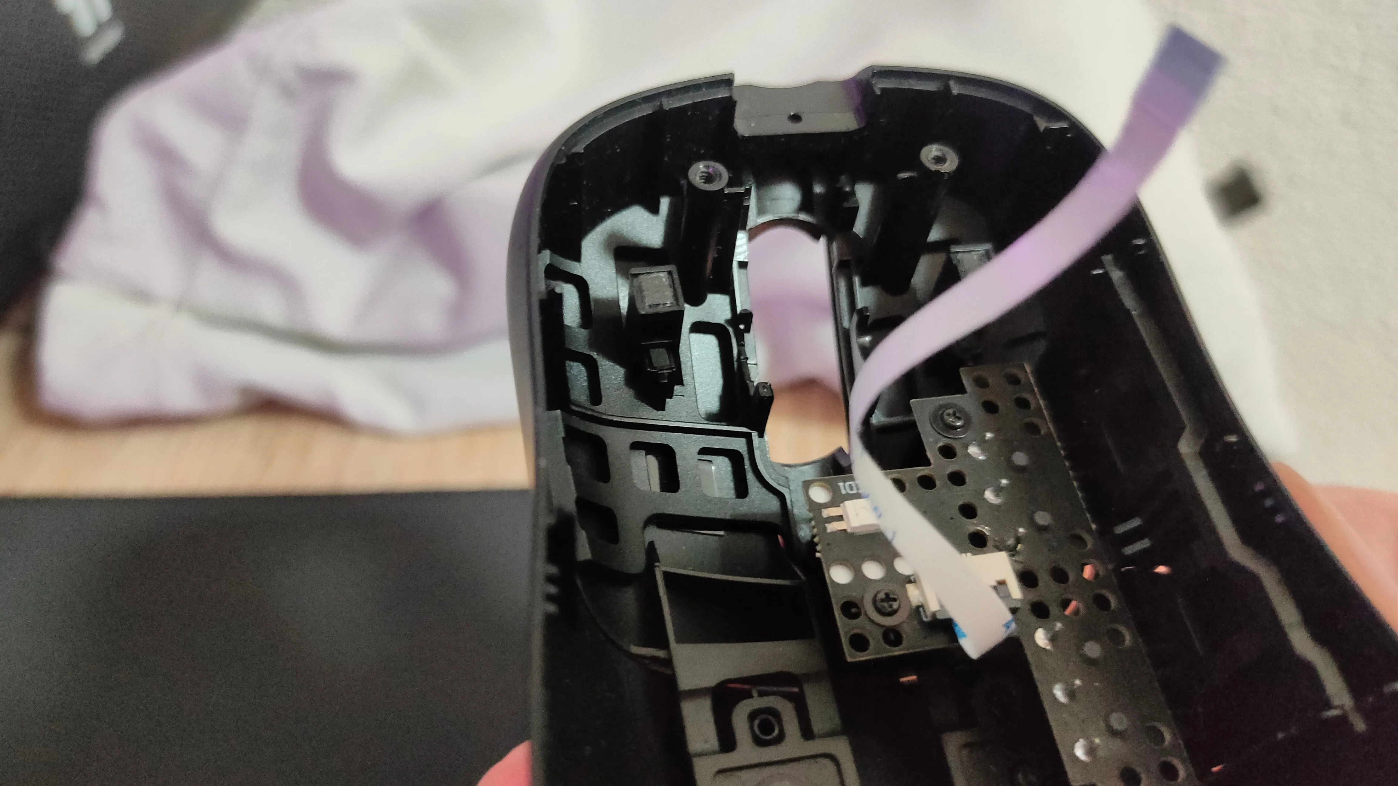 Cơ chế click bên trong chuột gaming, cho thấy plunger và microswitch.
