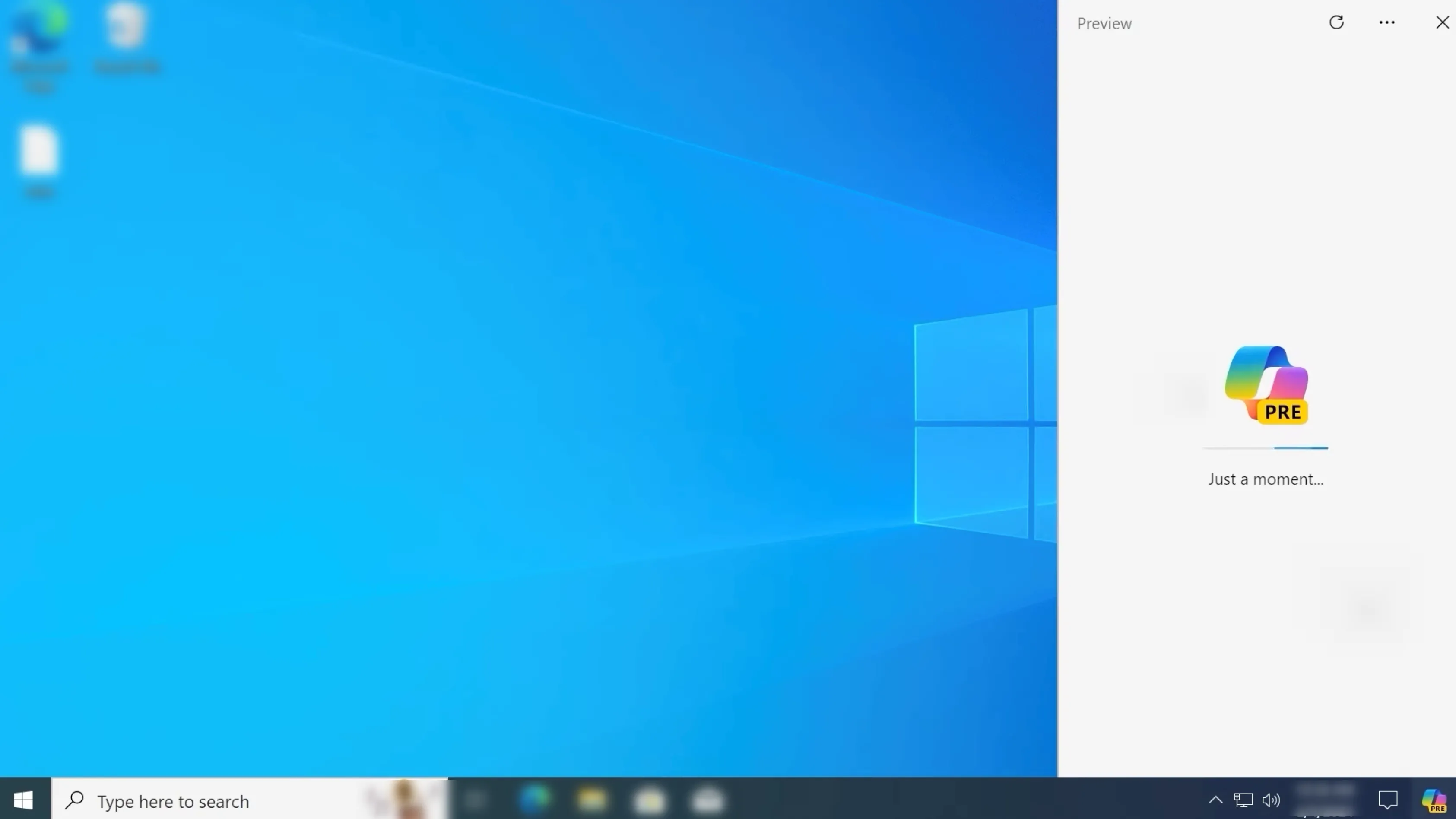 Cửa sổ Copilot AI hiển thị trên màn hình desktop Windows, một tính năng mới của Microsoft.