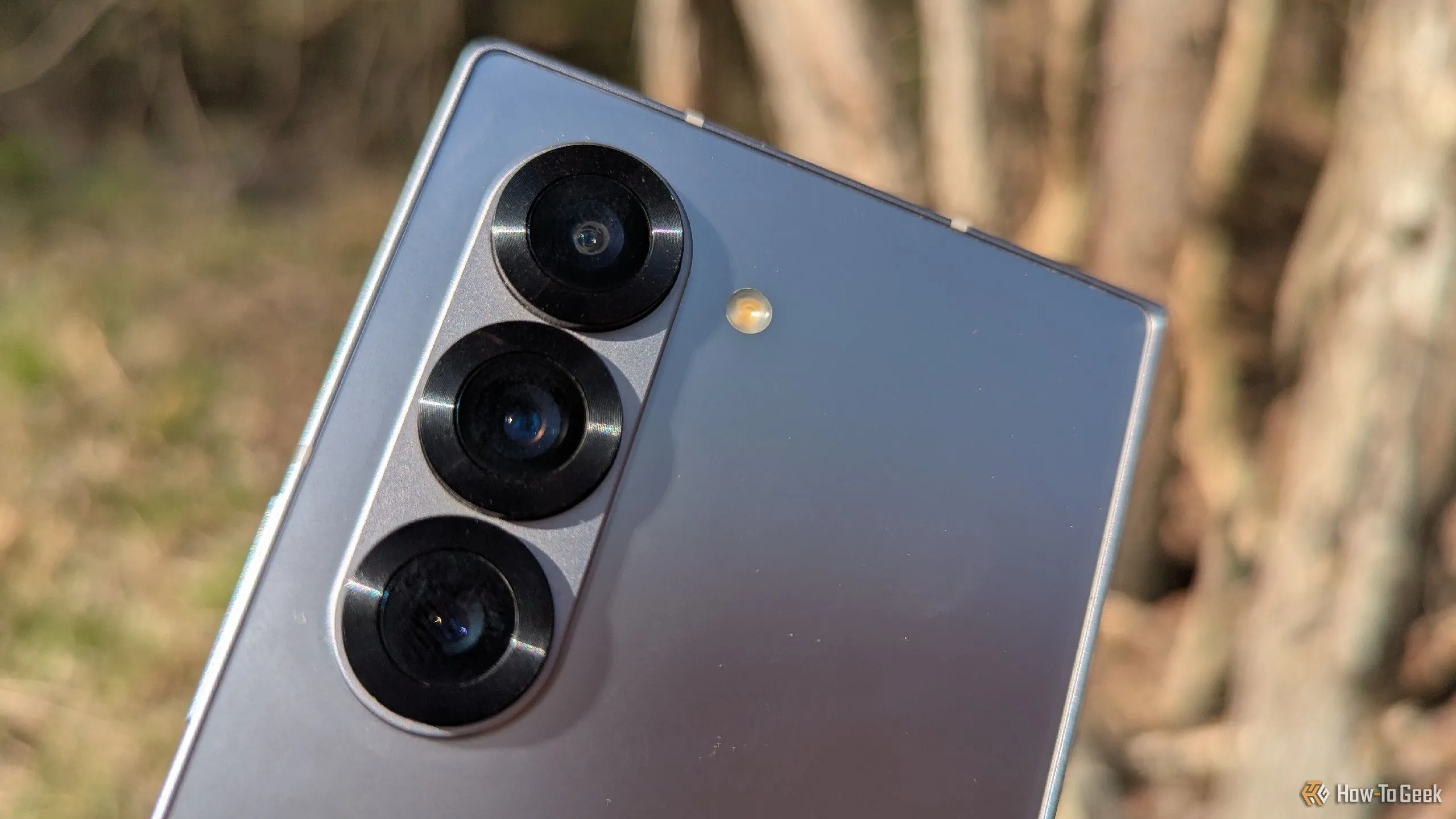 Cụm ba camera sau trên Samsung Galaxy Z Fold 6, cho thấy thiết kế ống kính.