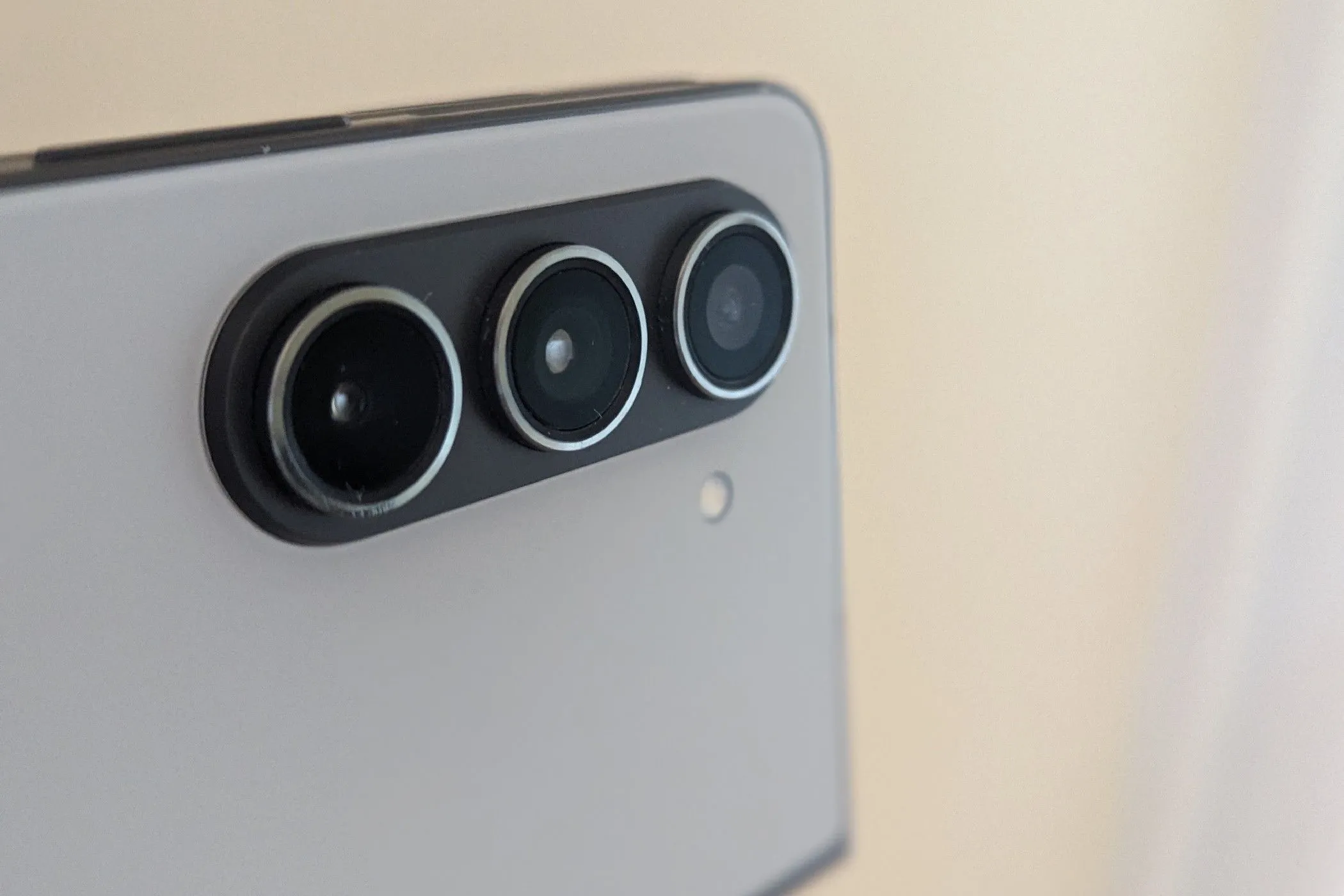 Cụm camera trên Samsung Galaxy Z Fold 5, minh họa sự đa dạng về thiết kế và công nghệ camera trên các dòng điện thoại Android cao cấp.
