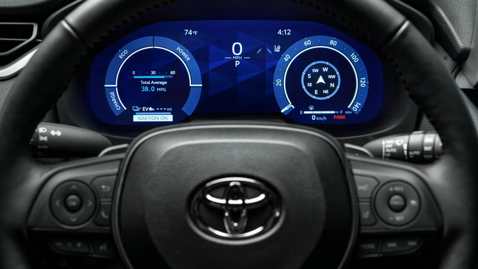 Cụm đồng hồ kỹ thuật số trên Toyota RAV4 Plug-in Hybrid XSE 2025, hiển thị thông tin hiệu suất và tiết kiệm nhiên liệu.