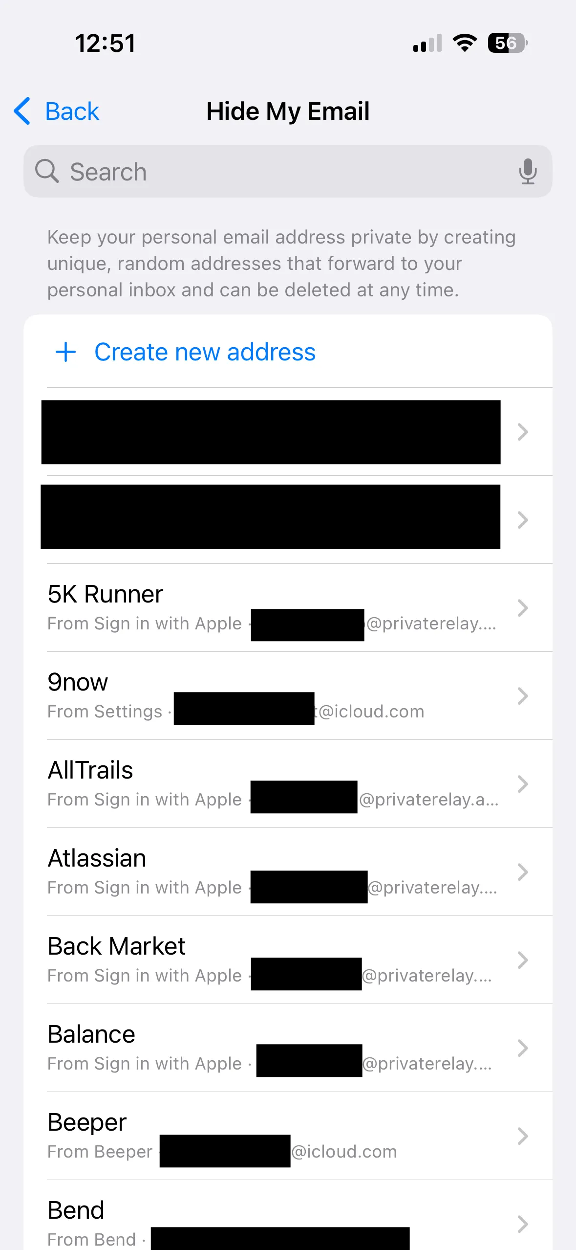 Danh sách các địa chỉ Hide My Email trong cài đặt iCloud trên iPhone, cho thấy cách người dùng có thể xem và quản lý chúng.