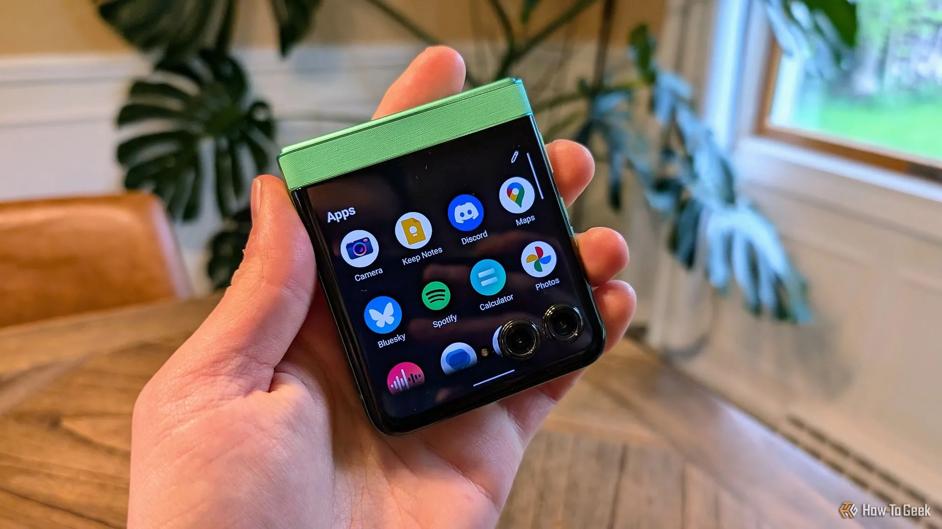 Danh sách ứng dụng trên màn hình phụ của Moto Razr 2025, cho thấy khả năng đa nhiệm độc đáo
