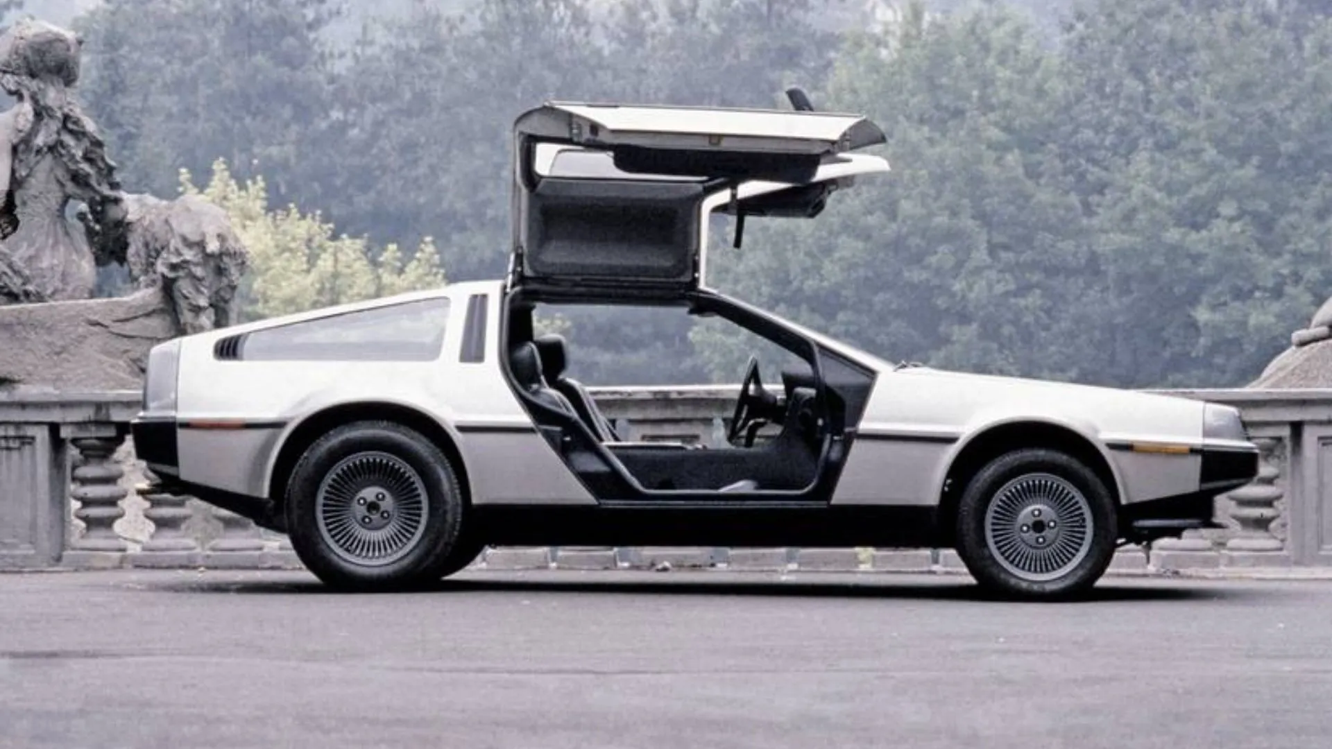 DeLorean DMC-12 đời 1981 với cửa cánh chim huyền thoại đang mở, biểu tượng thiết kế xe tương lai.