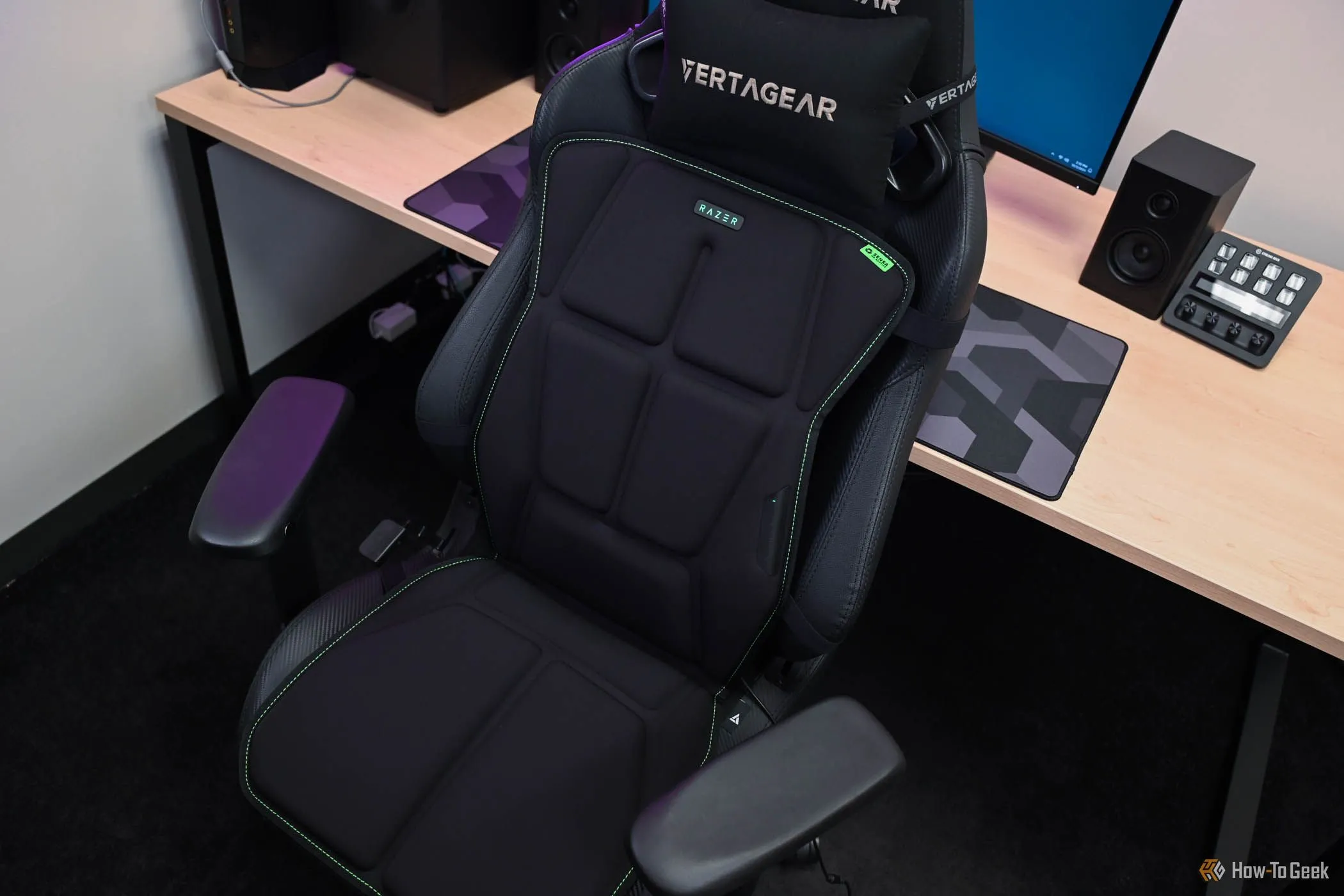 Đệm ghế haptic Razer Freyja gắn trên ghế gaming, sẵn sàng cho trải nghiệm chơi game