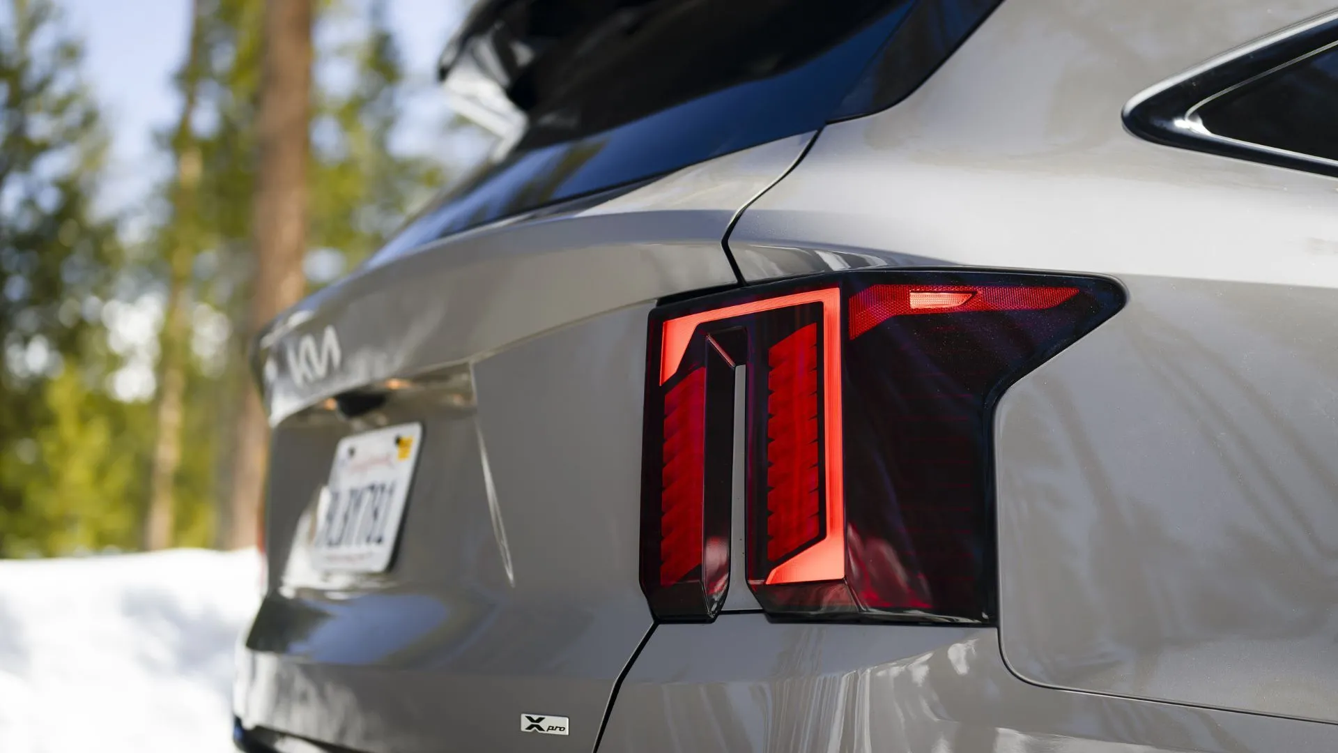 Đèn hậu thiết kế hiện đại của Kia Sorento 2025, một phần của tổng thể thiết kế mạnh mẽ hỗ trợ khả năng kéo 2.000 lbs.