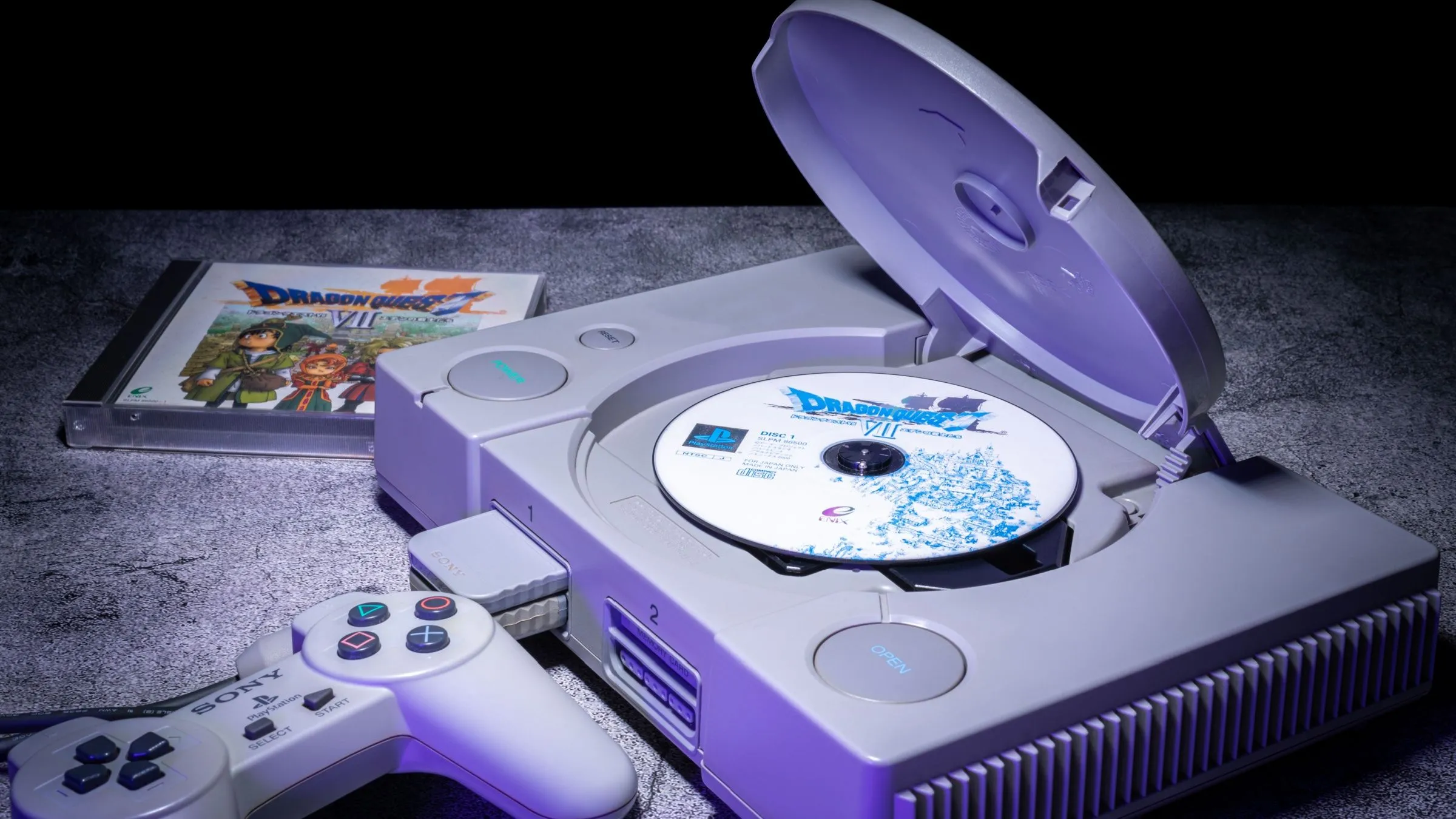 Đĩa game Dragon Quest VII trong máy PlayStation, biểu tượng của kỷ nguyên sử dụng thẻ nhớ để lưu tiến trình chơi.