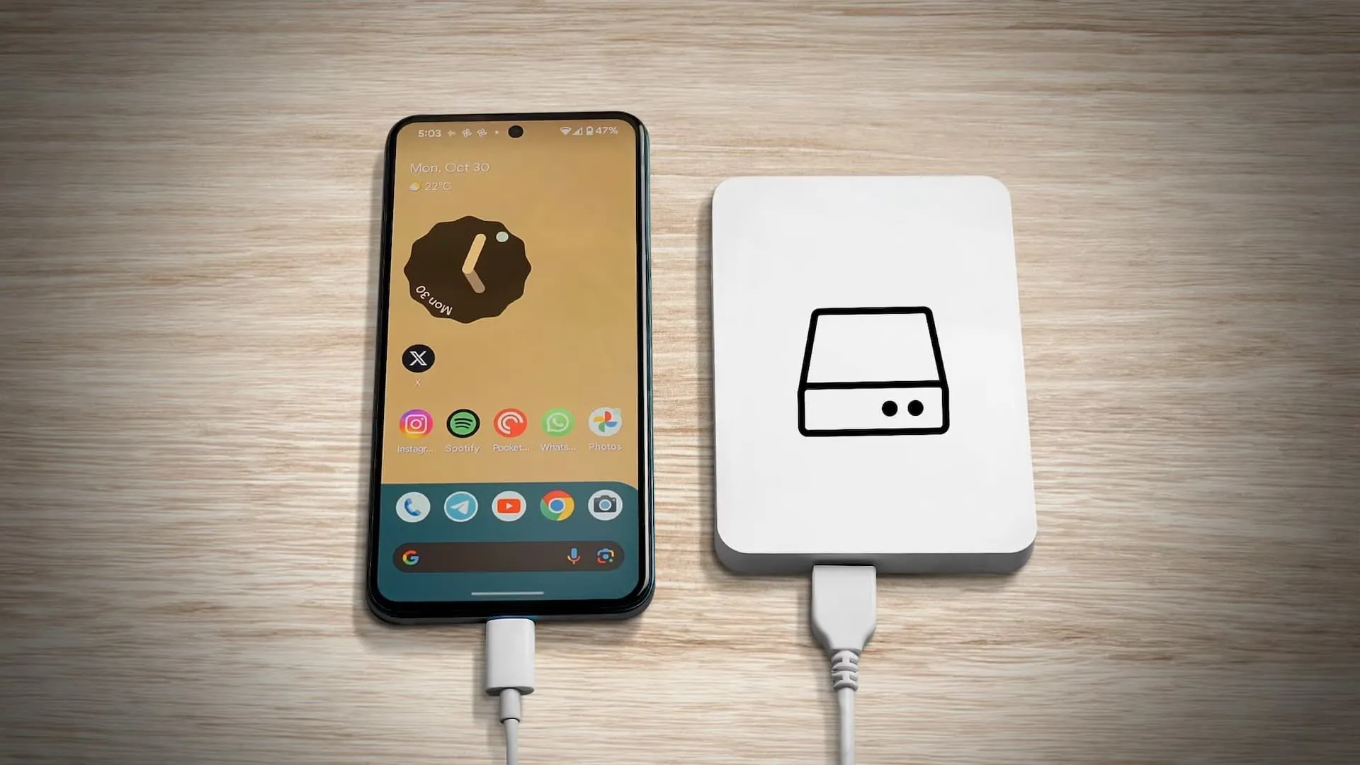 Điện thoại Android hiển thị màn hình chính và ổ cứng gắn ngoài với logo HDD, tượng trưng cho việc sao lưu dữ liệu