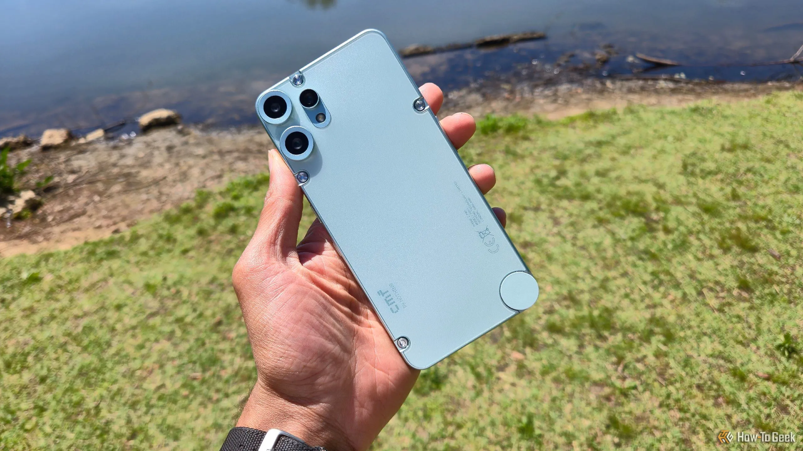 Điện thoại CMF Phone 2 Pro với thiết kế tối giản, được nhắc đến trong bối cảnh so sánh với Nothing Phone (3).