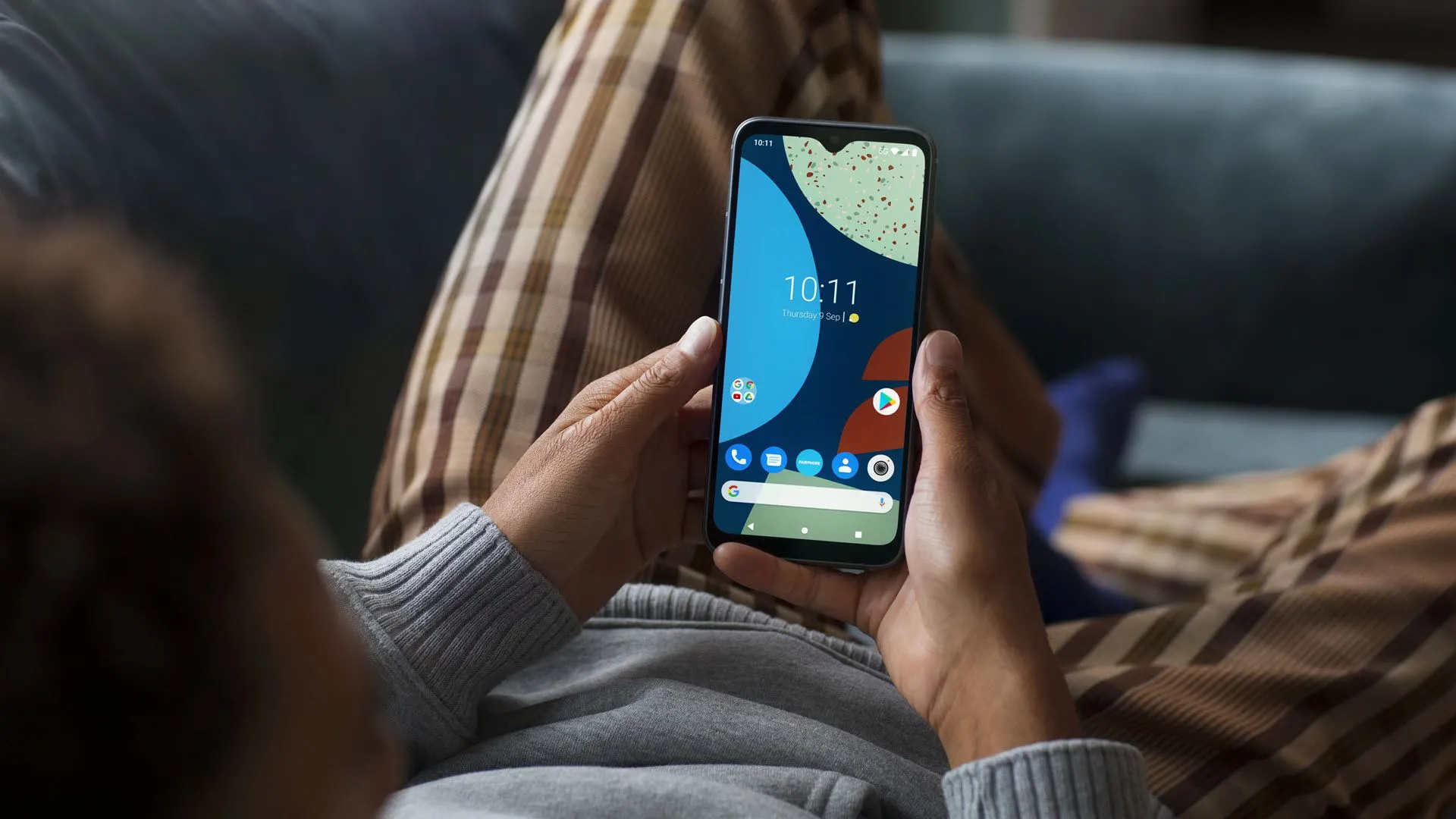 Điện thoại Fairphone 4 màu xanh lá cây, minh họa cam kết về tính bền vững và khả năng sửa chữa.