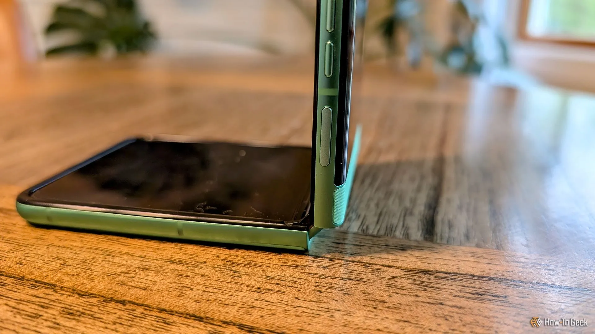 Điện thoại gập Moto Razr 2025 được mở một góc trên bàn, thể hiện tính linh hoạt