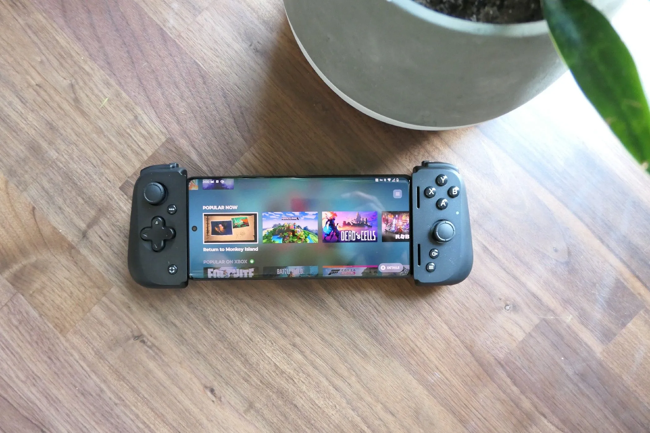 Điện thoại Motorola Edge+ gắn trong tay cầm Razer Kishi v2, minh họa cách chơi game Android với gamepad vật lý