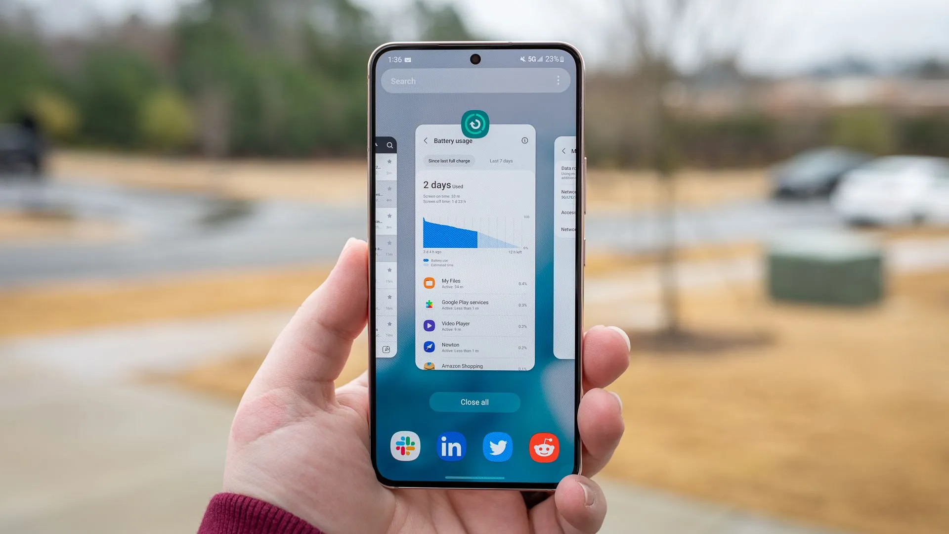 Điện thoại Samsung Galaxy S22, minh họa cài đặt hệ thống để tối ưu hóa pin cho ứng dụng tự động hóa.
