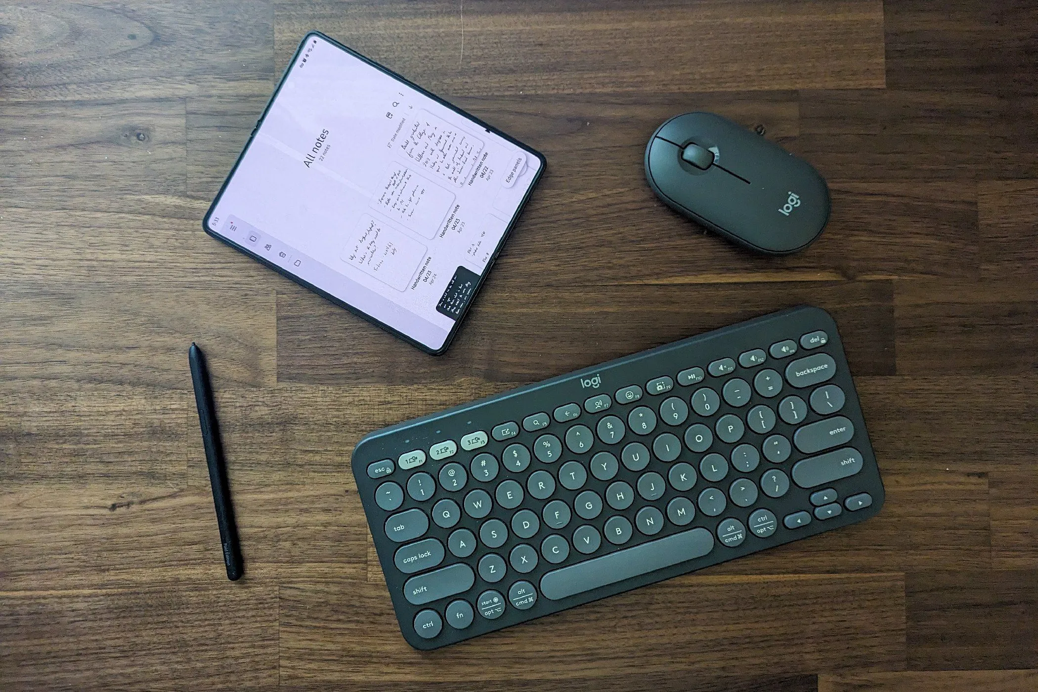Điện thoại Samsung Galaxy Z Fold 5 cùng S Pen, bàn phím Bluetooth và chân đế, minh họa khả năng làm việc năng suất cao của thiết bị gập.